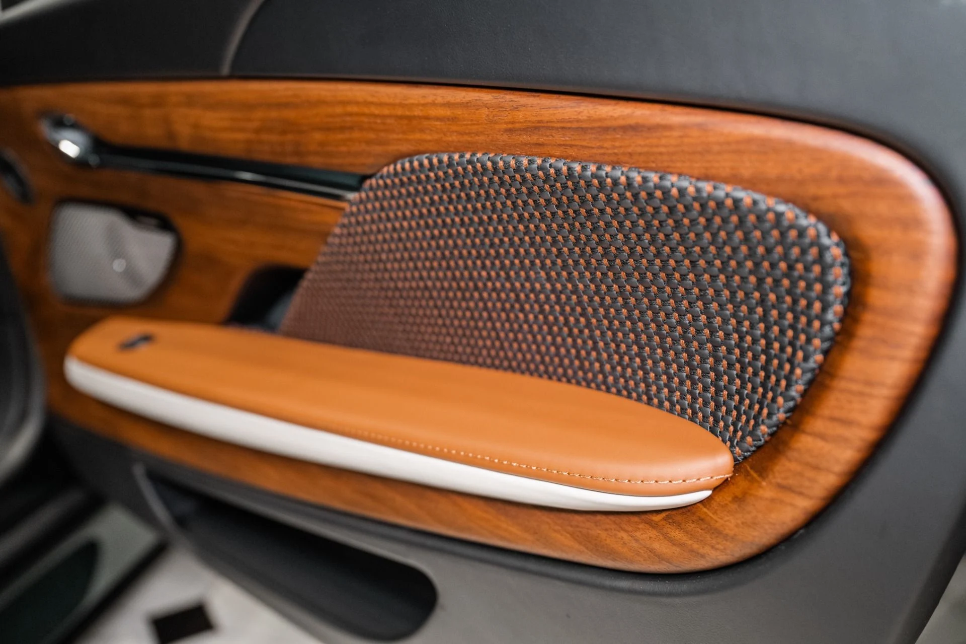 mph037_672334459_New_2026_Aston_Martin_DB_12_Volante_1772211091_46d5a1790a