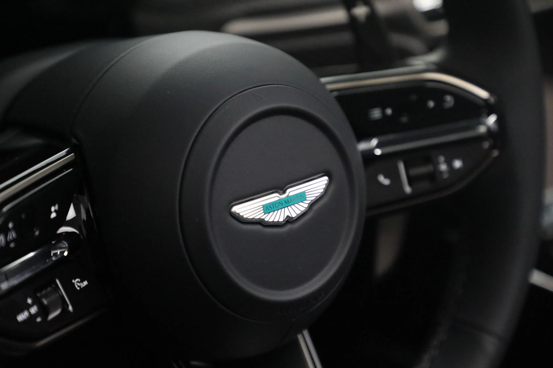 mph037_721809719_New_2026_Aston_Martin_Vantage_Roadster_1762286675_16f620d6d4