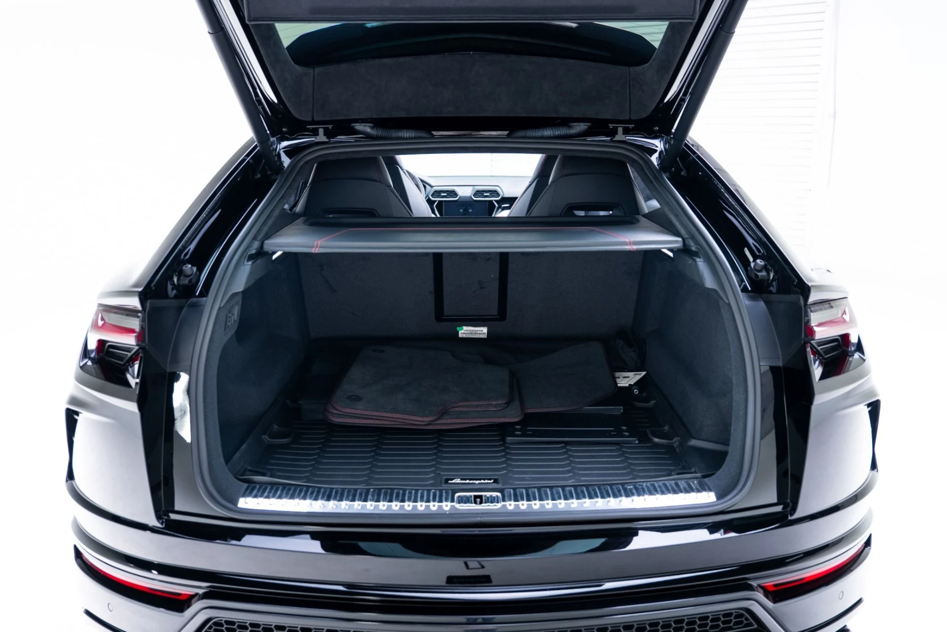 mph037_744790478_Used_2022_Lamborghini_Urus_1769211560_5a1f466237