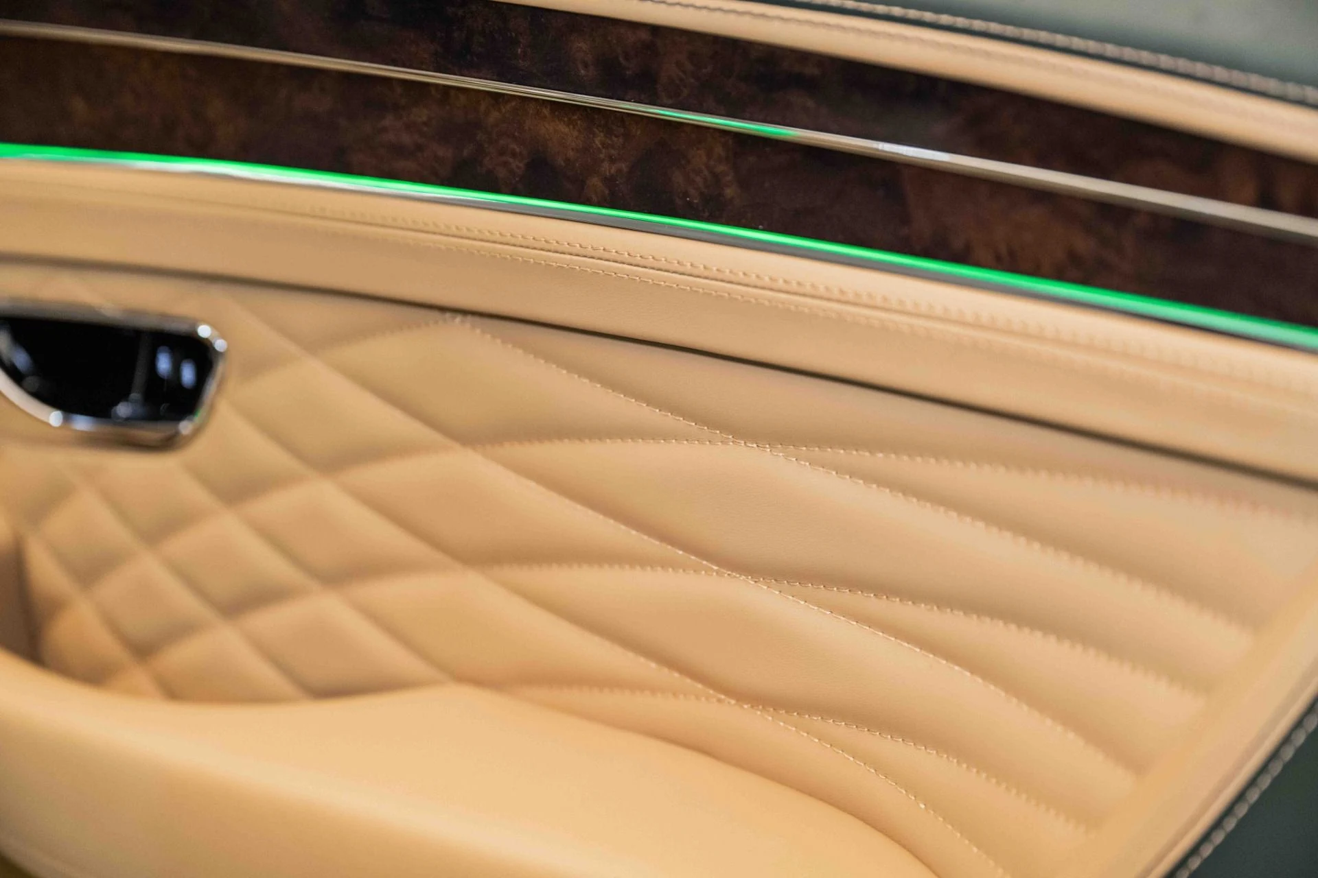 mph037_807433956_Used_2024_Bentley_CONTINENTAL_GTC_Azure_V8_1705167241_4dcae93330