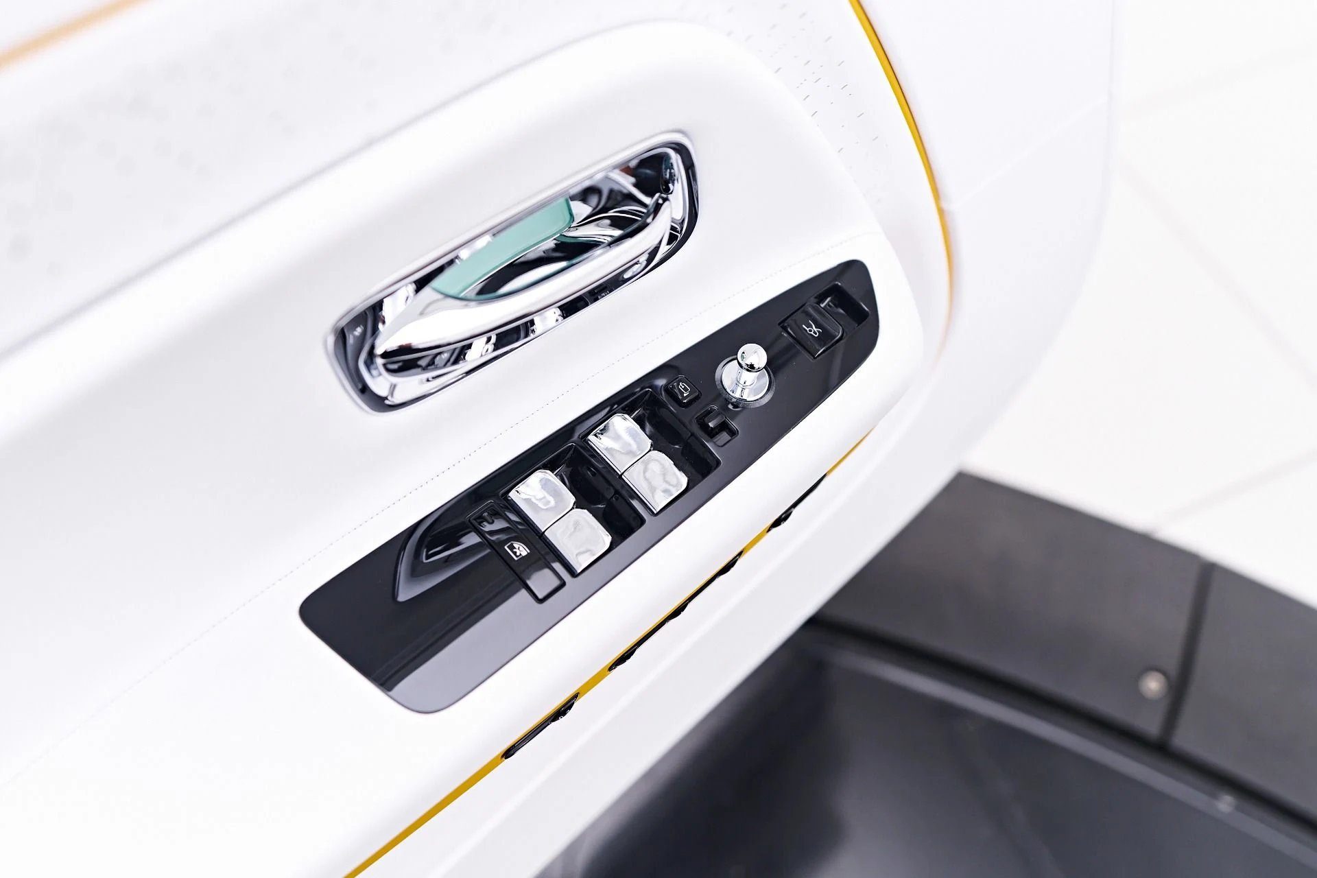 mph037_813834047_Used_2025_Rolls_Royce_Spectre_Base_1753213338_9935e4f322