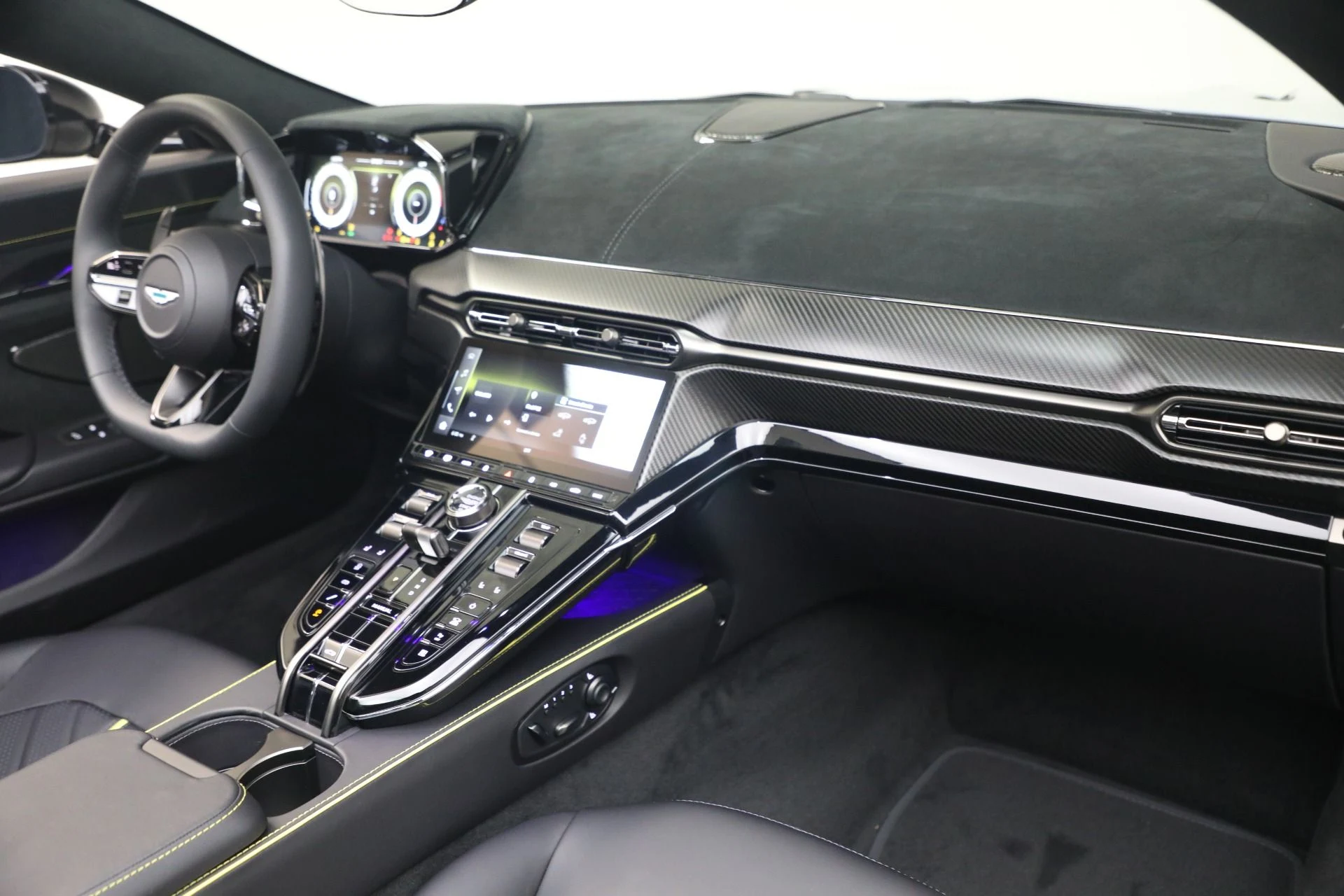 mph037_852866058_New_2026_Aston_Martin_Vantage_S_Roadster_1776800186_3a765bd8a6