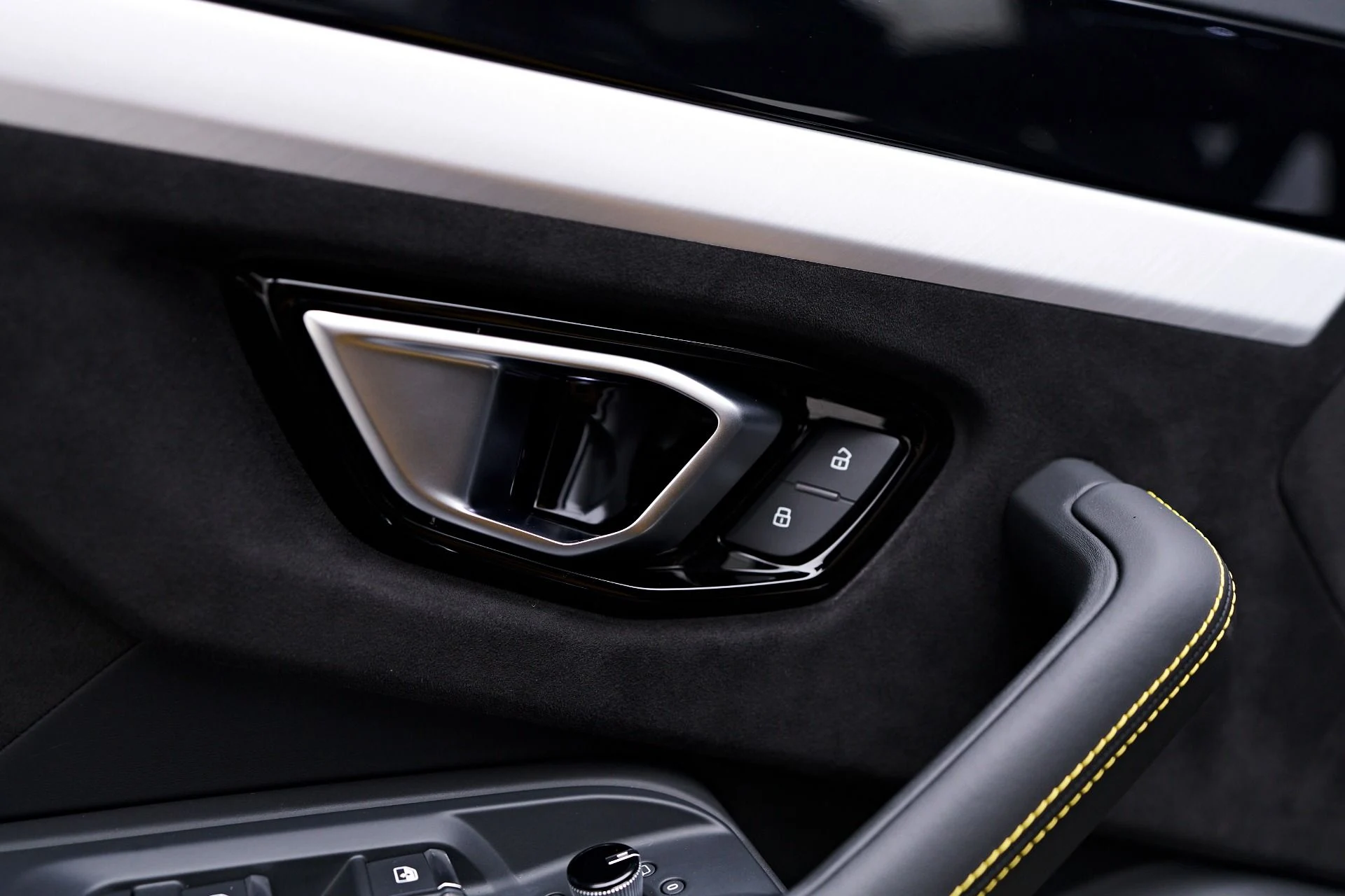 mph037_923500395_Used_2021_Lamborghini_Urus_Base_1758751761_de59d9ff19