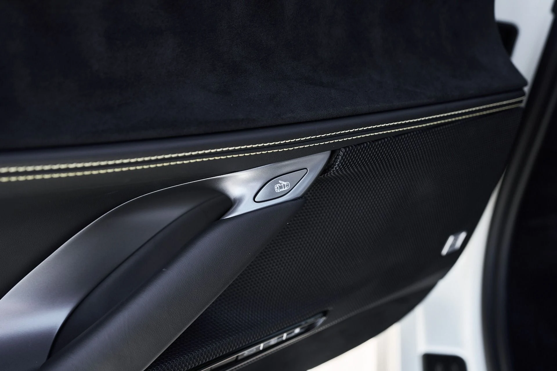 mph037_944808096_Used_2023_Ferrari_SF_90_Stradale_1762821684_ebd0a473a2