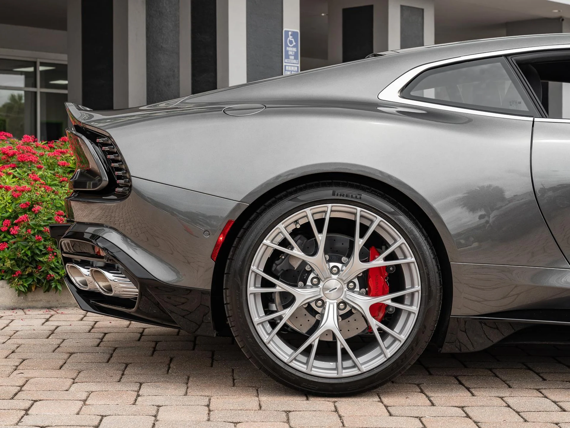 mph038_1013838768_Used_2025_Aston_Martin_Vanquish_Coupe_1780612113_59990d0865