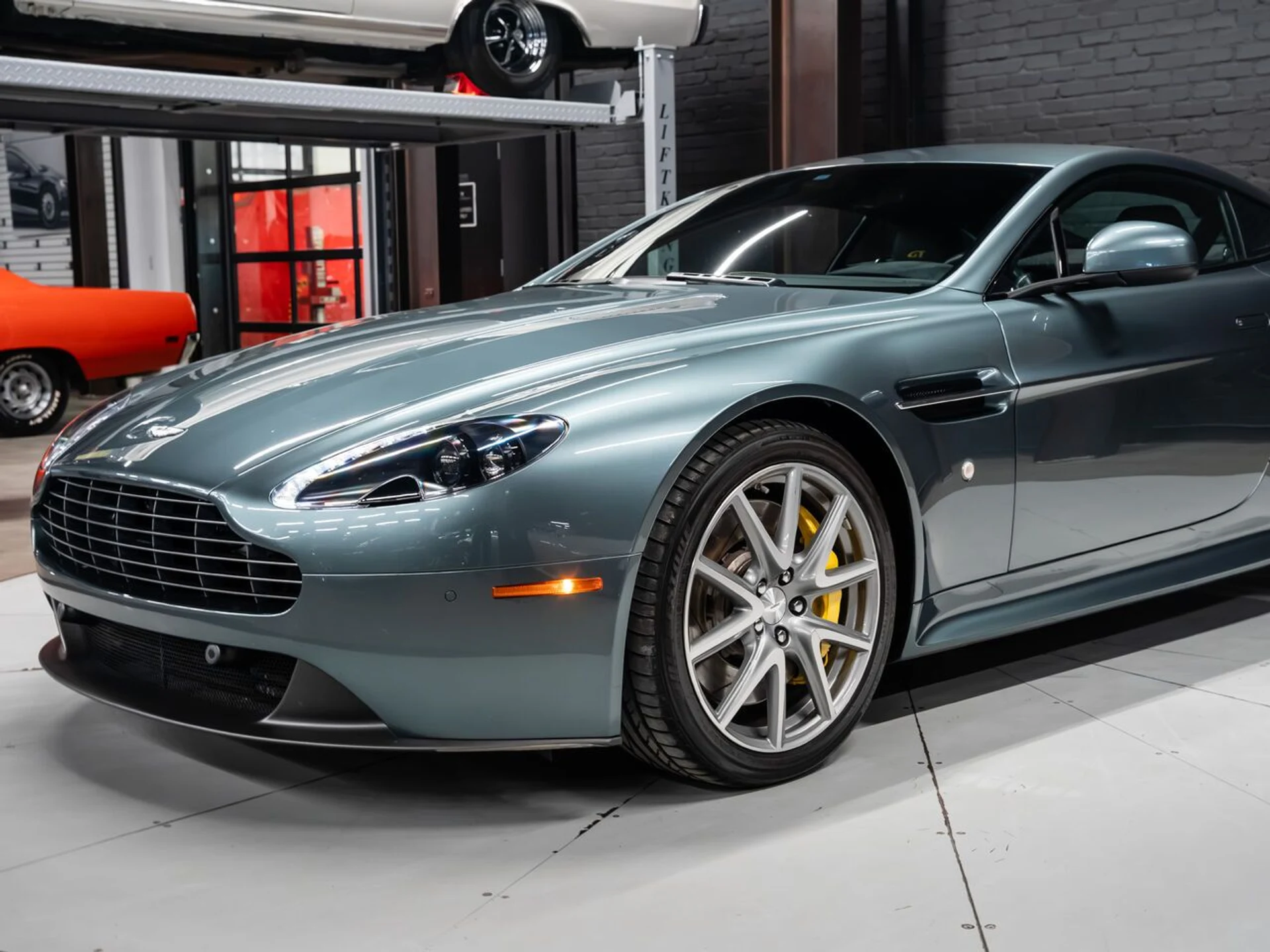 mph038_1060978309_aston_martin_v8_vantage_2015_f5596e462c