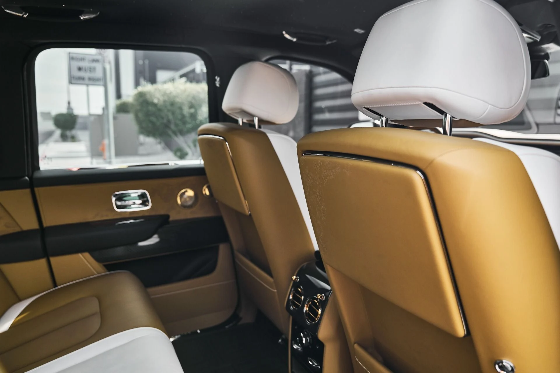 mph038_1069252440_Used_2026_Rolls_Royce_Cullinan_Black_Badge_1776556043_8d27633e15