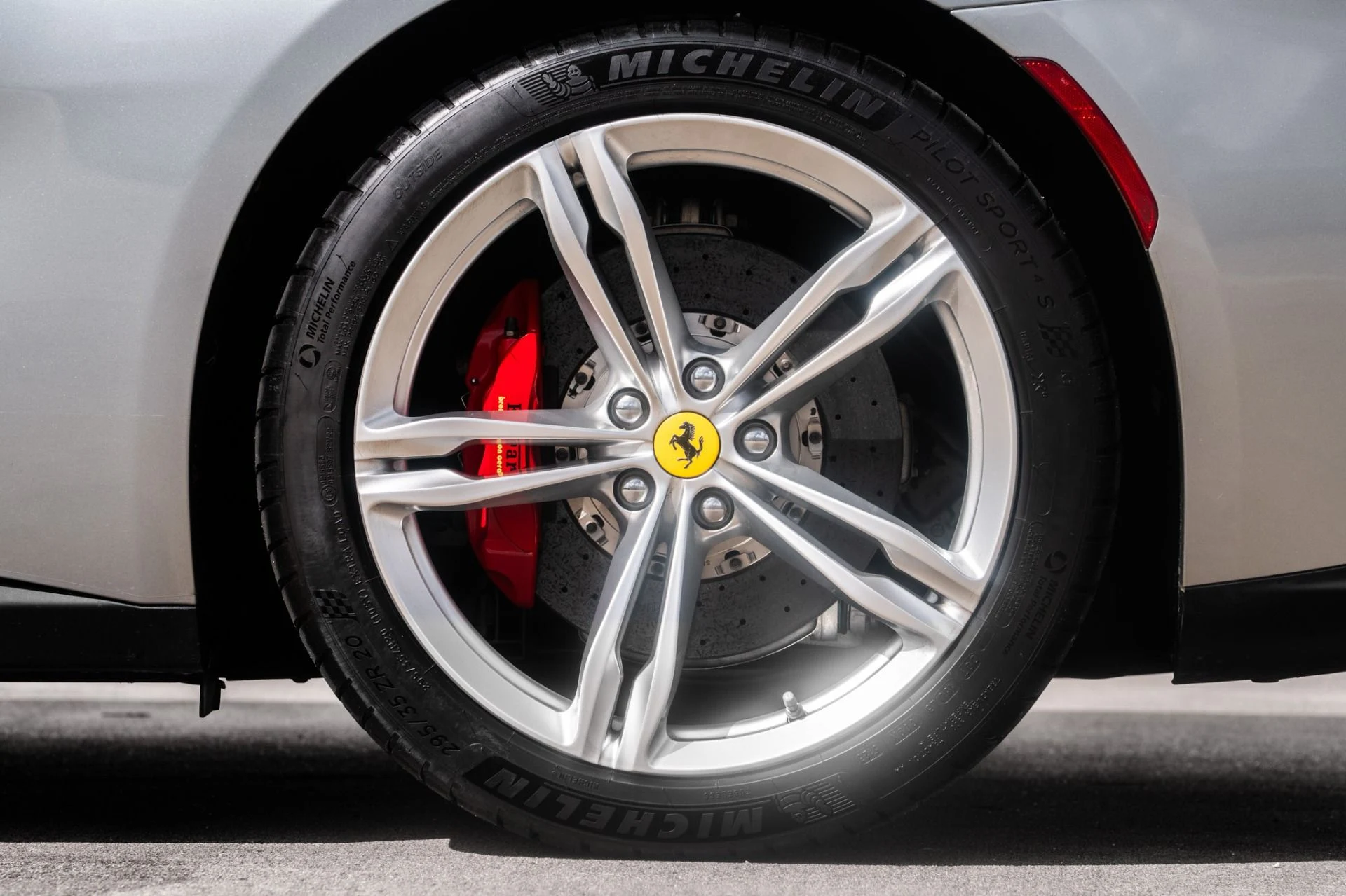 mph038_1071692539_Used_2019_Ferrari_GTC_4_Lusso_1759771823_b5ef1639a5