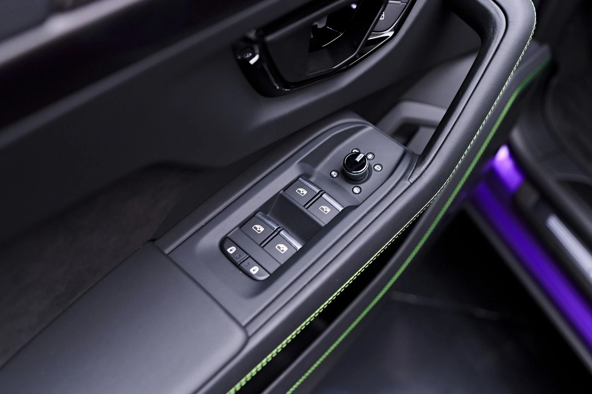 mph038_1073968704_Used_2024_Lamborghini_Urus_S_1753236168_c684717877