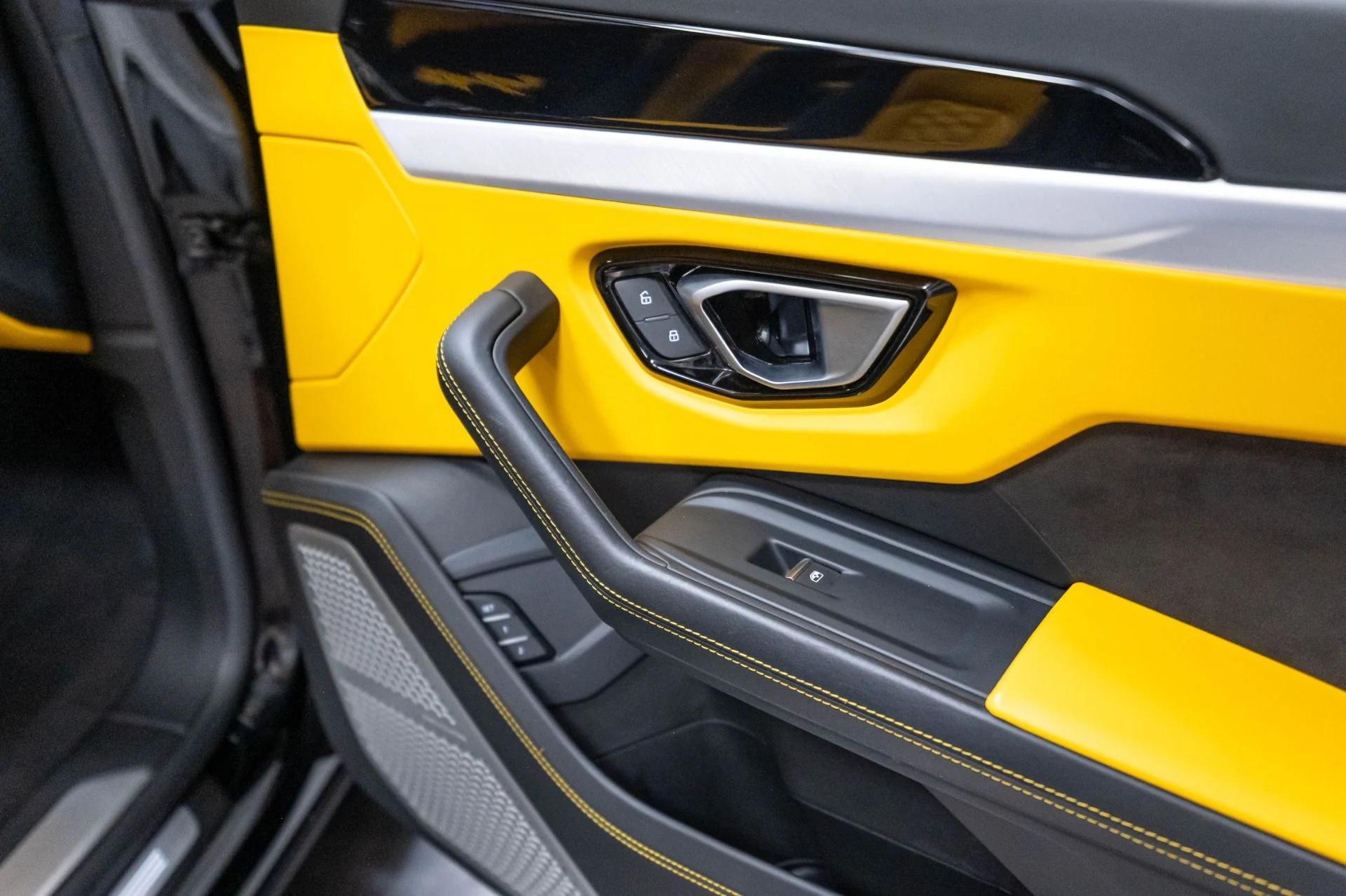 mph038_111510047_Used_2019_Lamborghini_Urus_1786985122_56e1c7e112