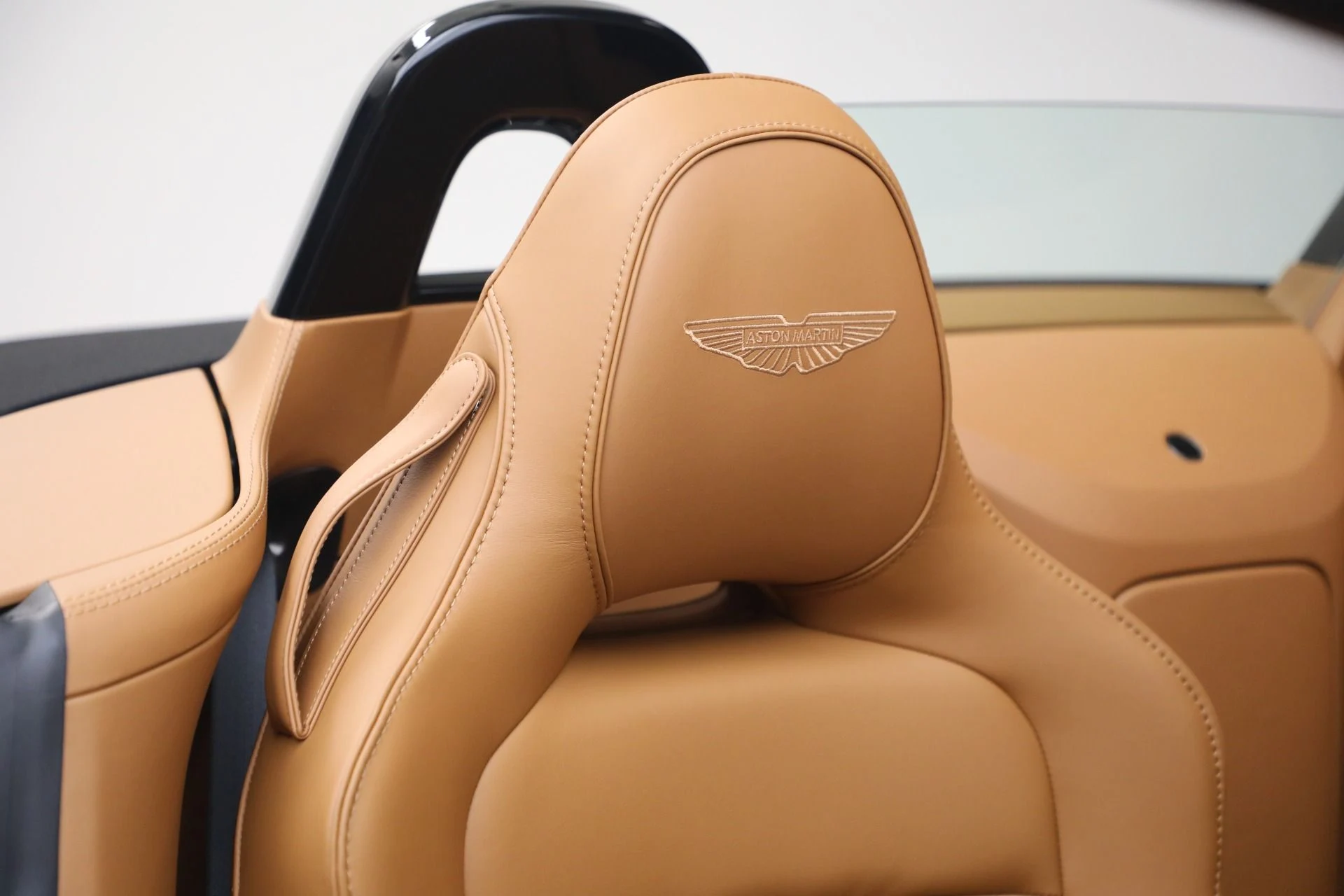 mph038_1132661001_New_2026_Aston_Martin_Vantage_Roadster_1767813695_ec4070e58e