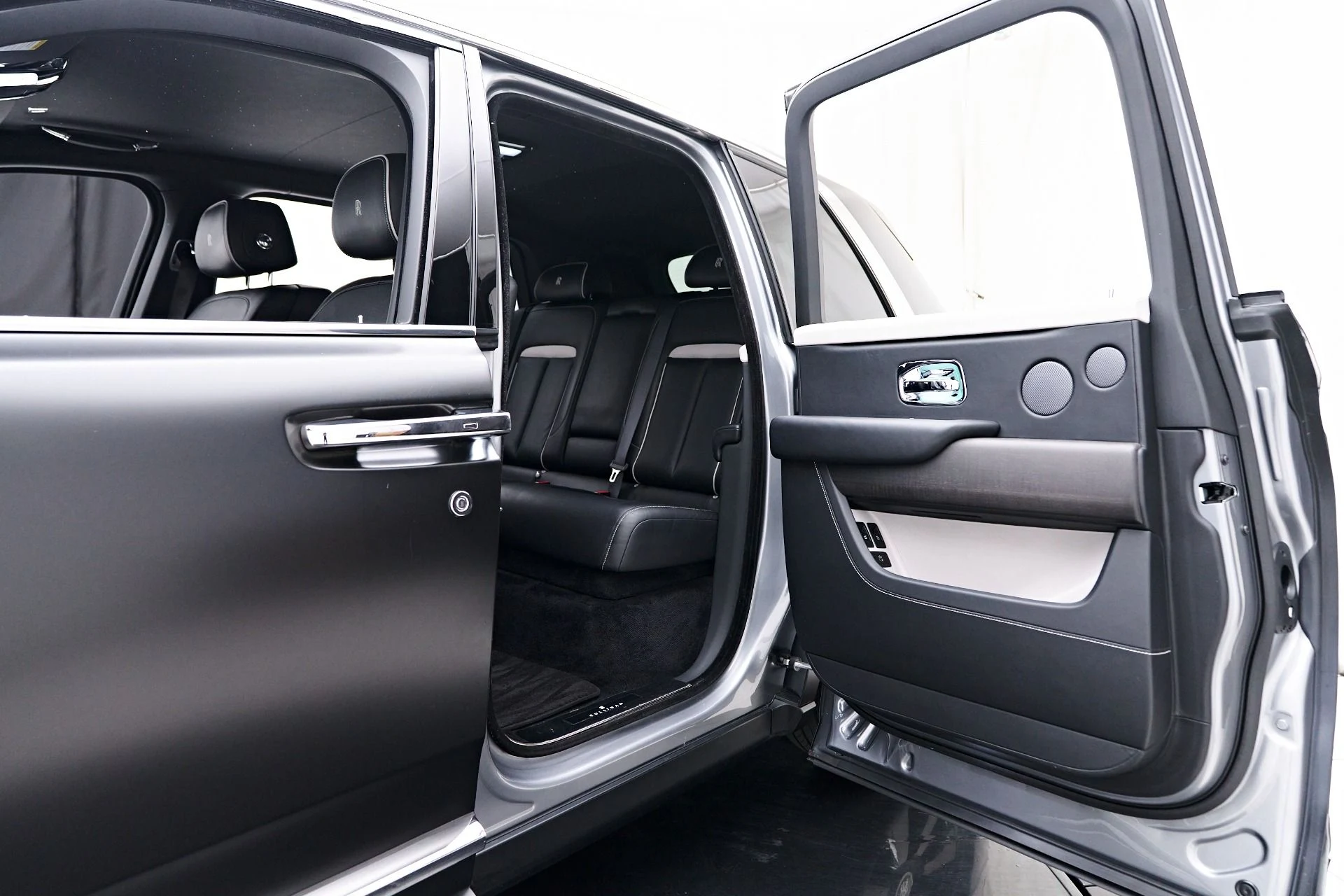 mph038_1174215319_Used_2023_Rolls_Royce_Cullinan_Base_1754606865_93f64d0770