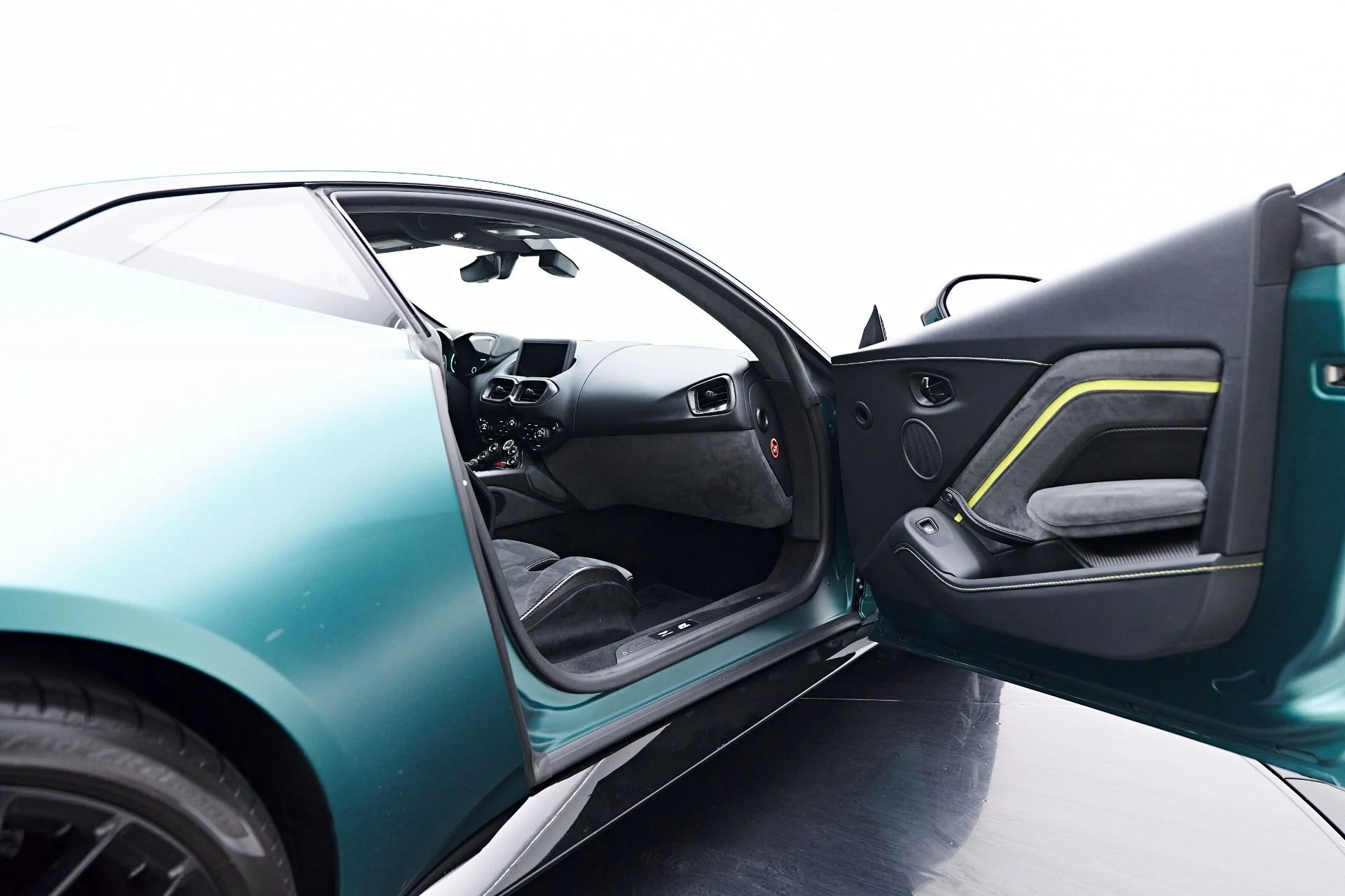 mph038_117613210_Used_2023_Aston_Martin_Vantage_F1_Edition_1755655654_05c71e5c2c