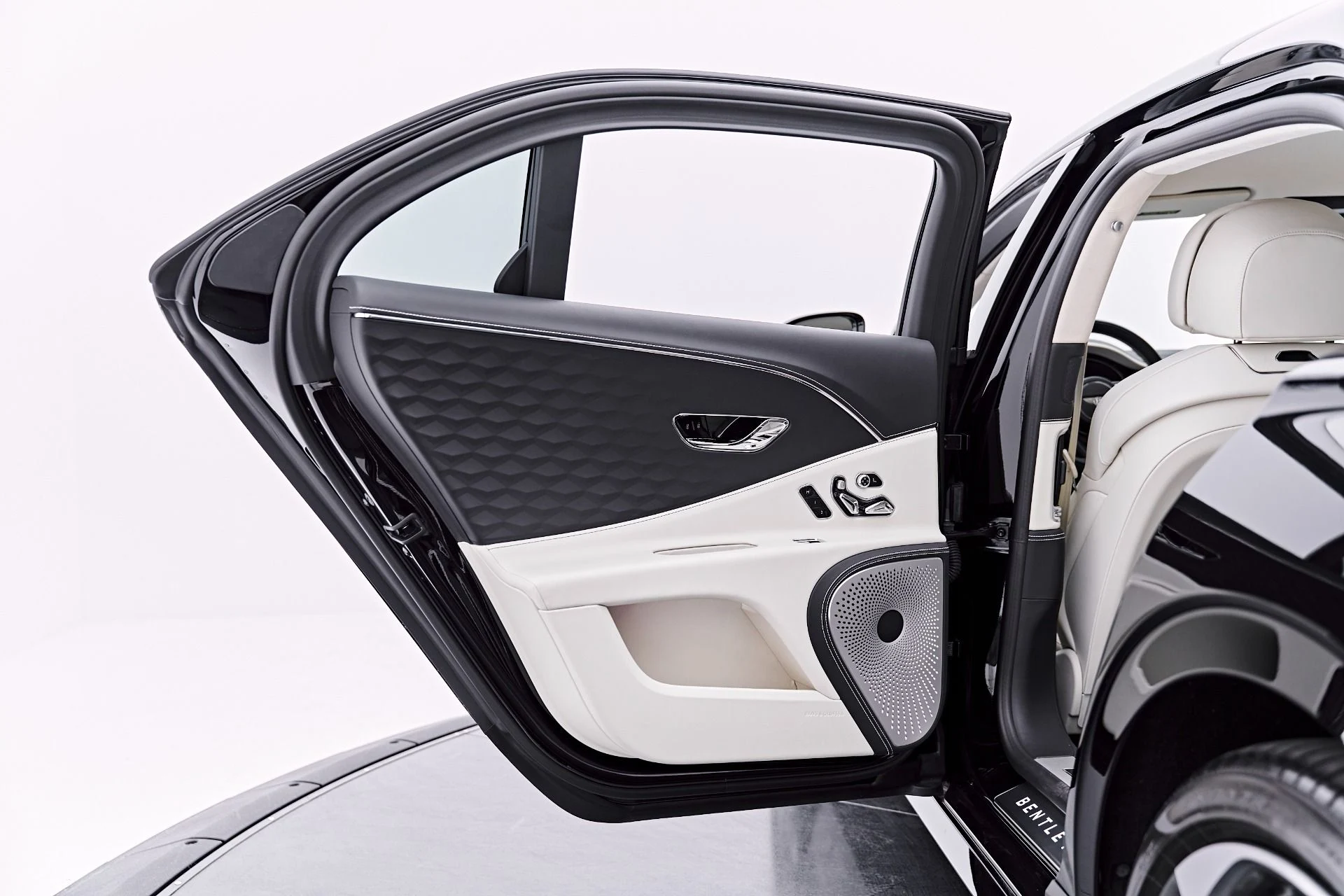 mph038_1201168305_Used_2025_Bentley_Flying_Spur_Speed_1786412220_18aff5238e