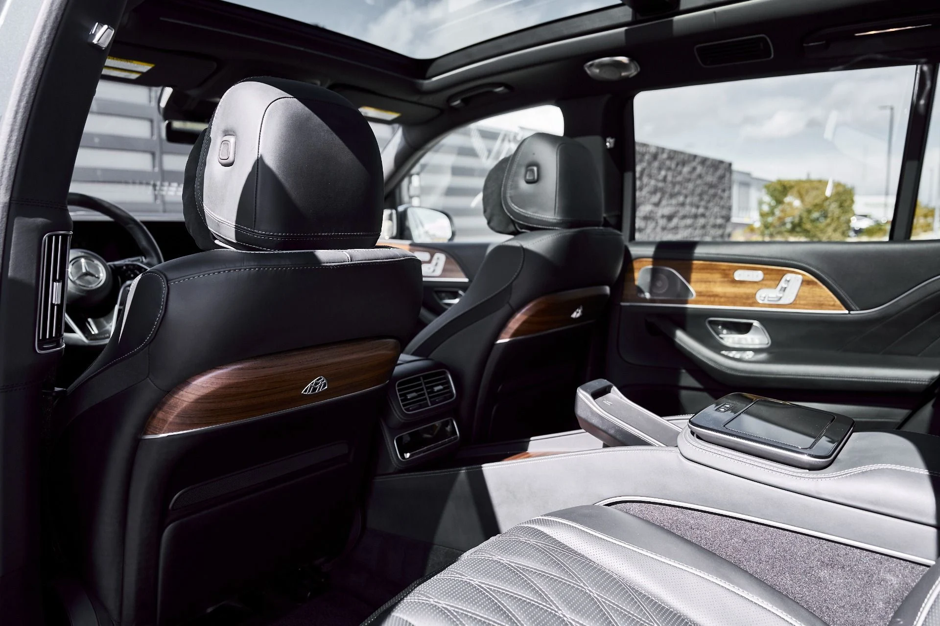 mph038_1230444890_Used_2025_Mercedes_Benz_GLS_Maybach_GLS_600_1771467910_af1a8e56b5