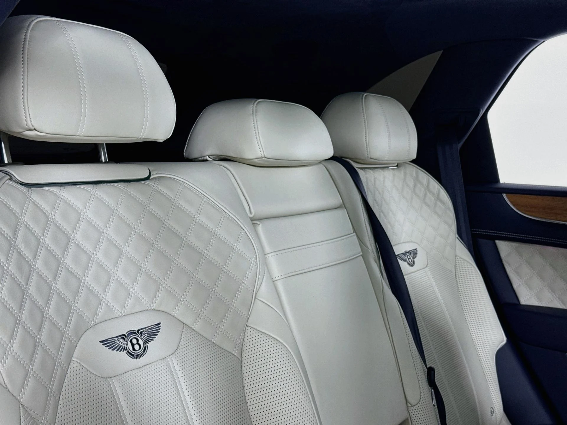 mph038_1231860784_Used_2023_Bentley_Bentayga_Azure_1793142059_d2db3ae67f