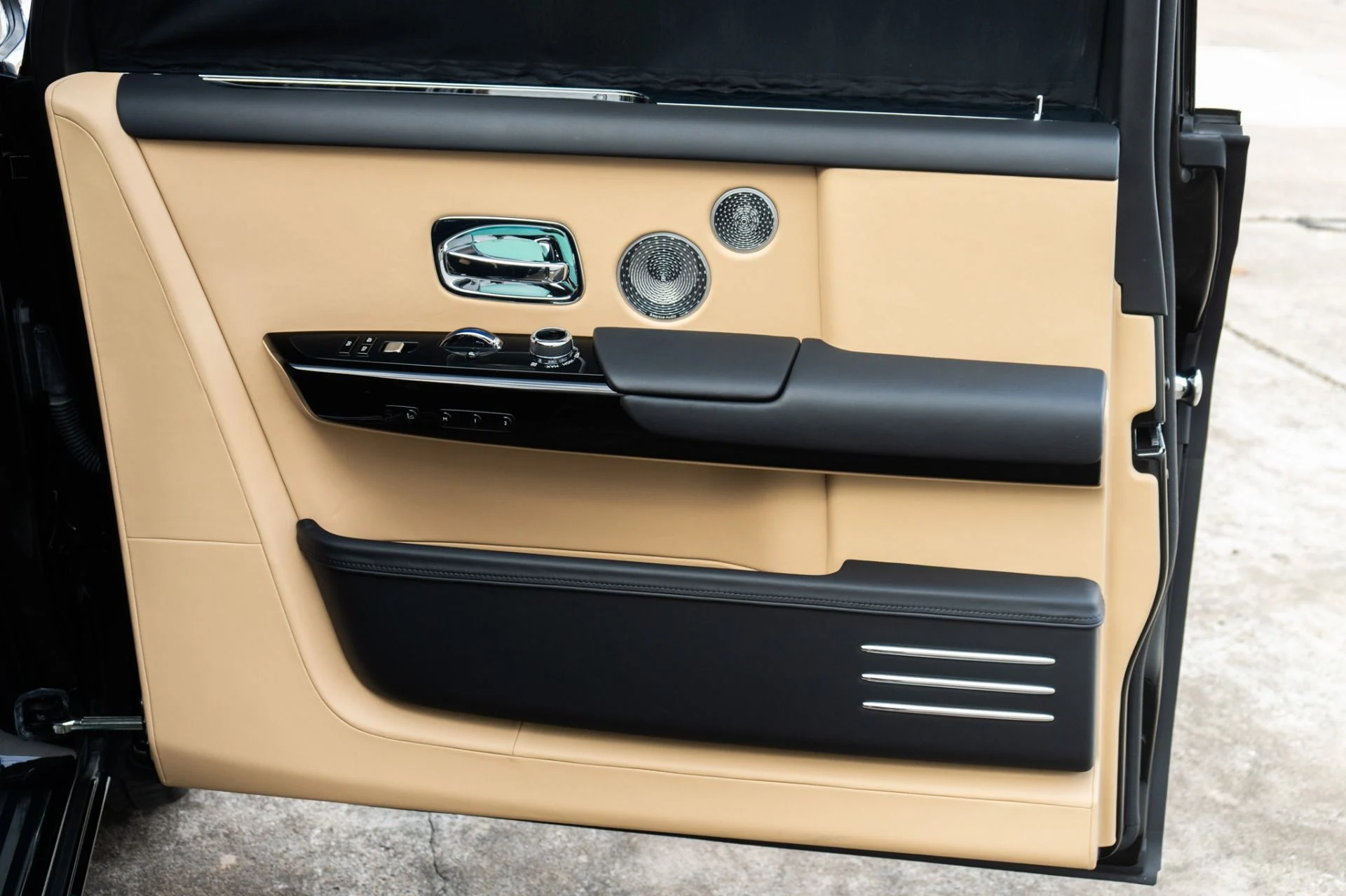 mph038_1249437557_Used_2022_Rolls_Royce_Phantom_EWB_1771455948_574953c7f7