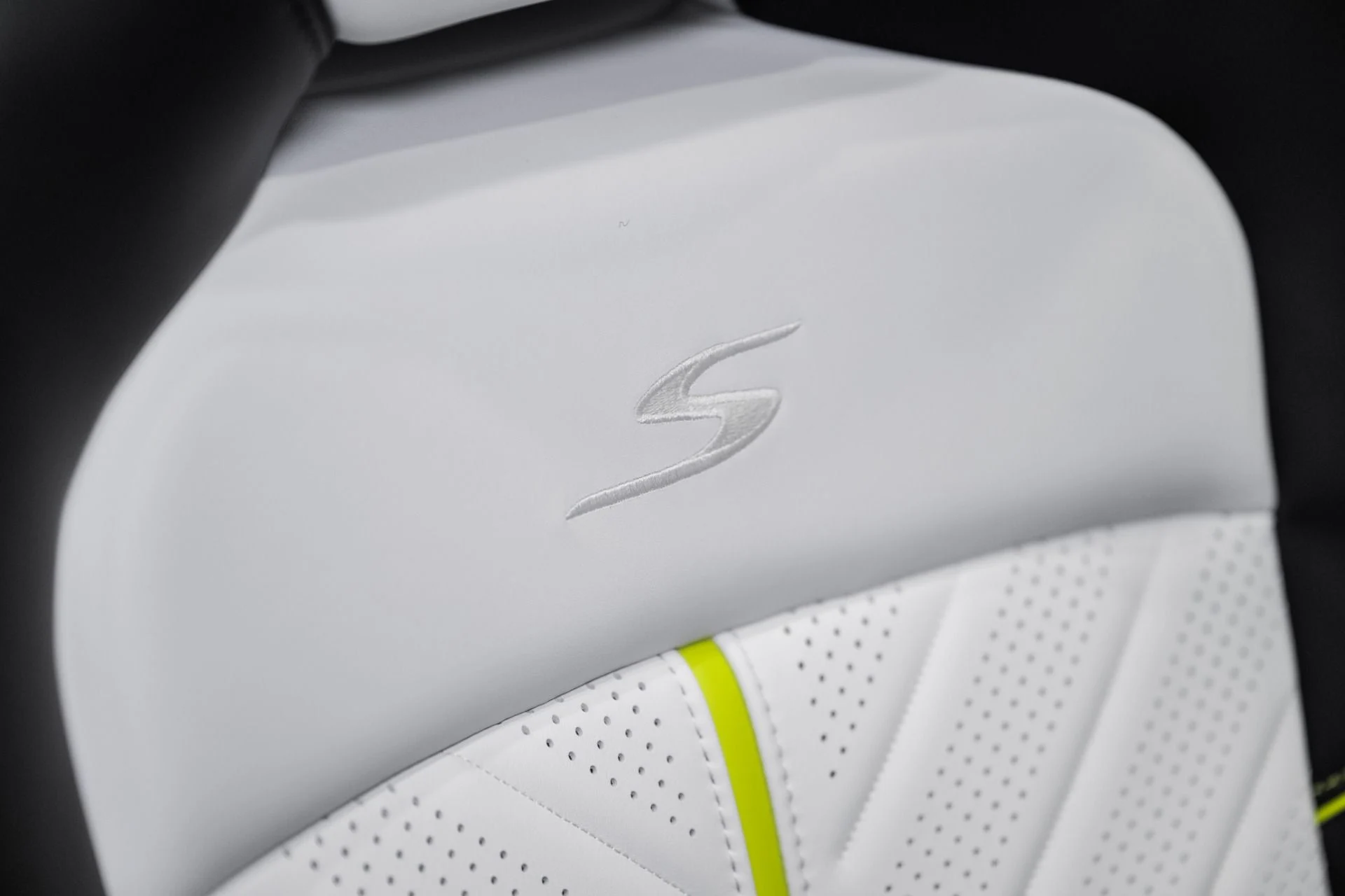 mph038_1258269100_New_2026_Aston_Martin_Vantage_S_Roadster_1780941042_1a4480abd4