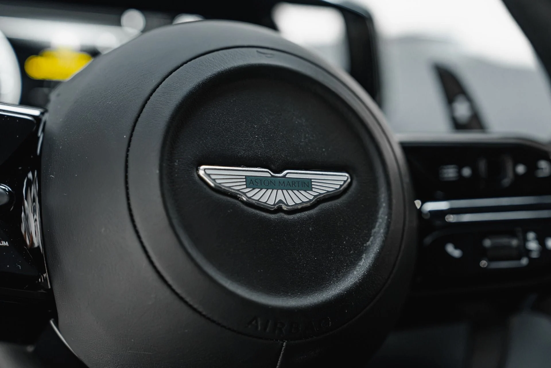 mph038_1314812523_Used_2025_Aston_Martin_Vantage_1790202735_ad99680c6d
