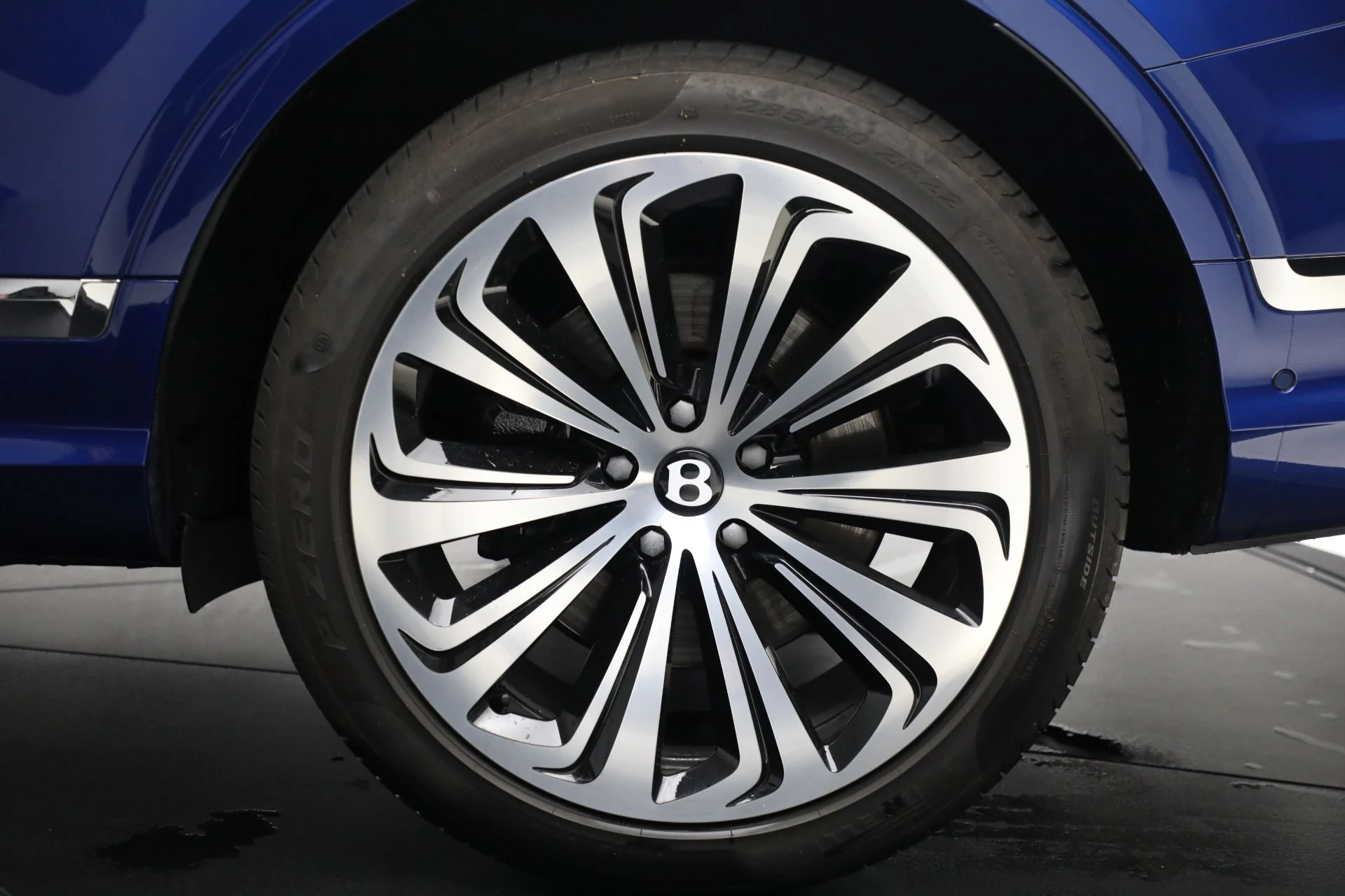 mph038_1356659934_Used_2024_Bentley_Bentayga_Azure_V8_9a5af7591e