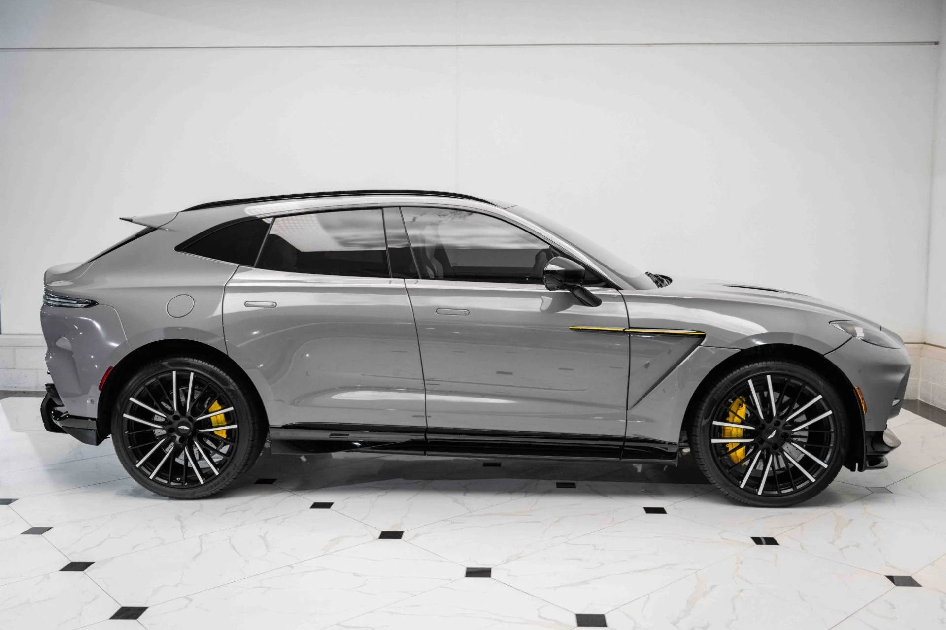 mph038_1479480177_Used_2023_Aston_Martin_DBX_707_1728832242_f8a46e43fb