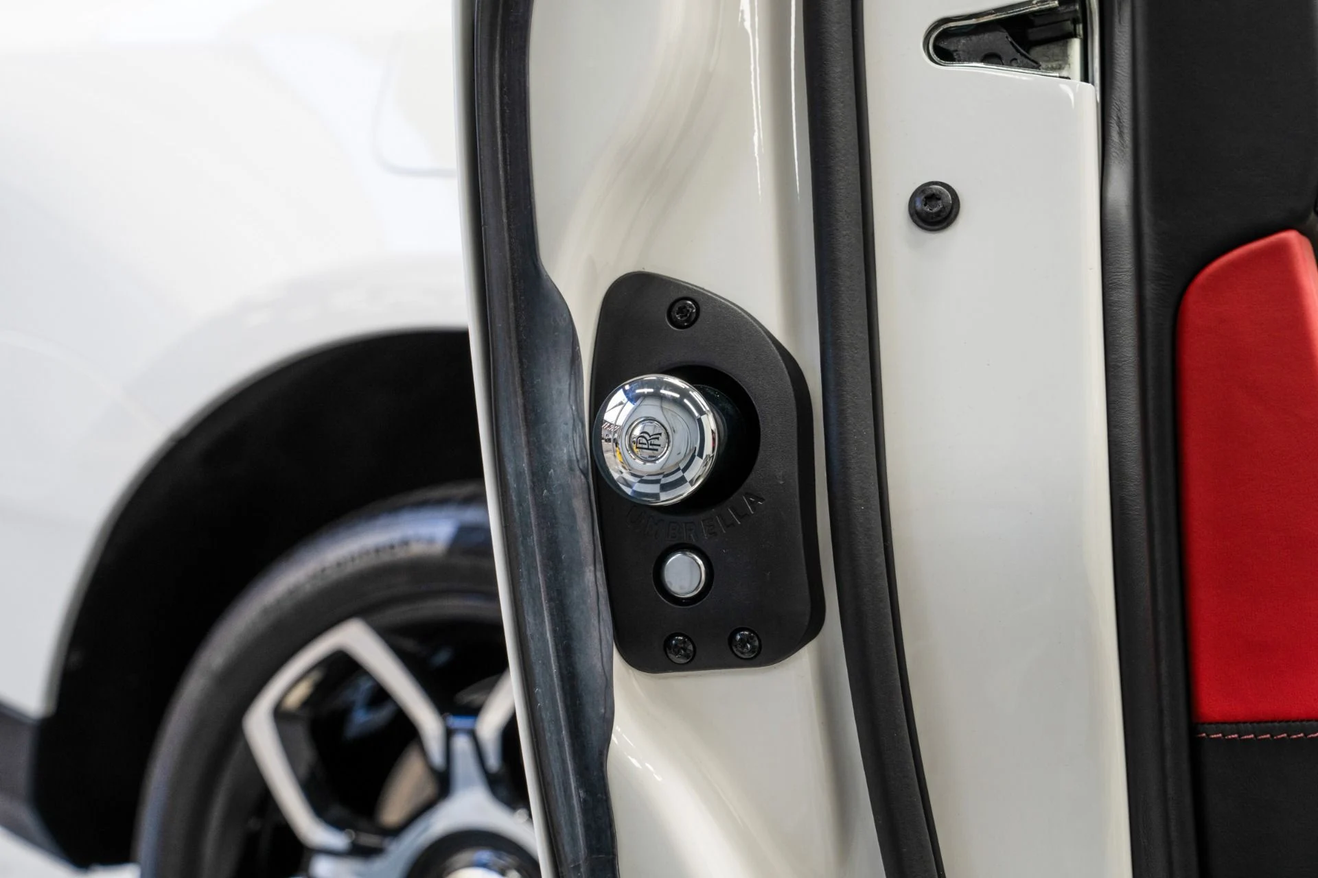 mph038_1480441196_Used_2023_Rolls_Royce_Cullinan_Black_Badge_Two_Tone_Interior_Starlight_Headliner_1762810213_a31b5e7455