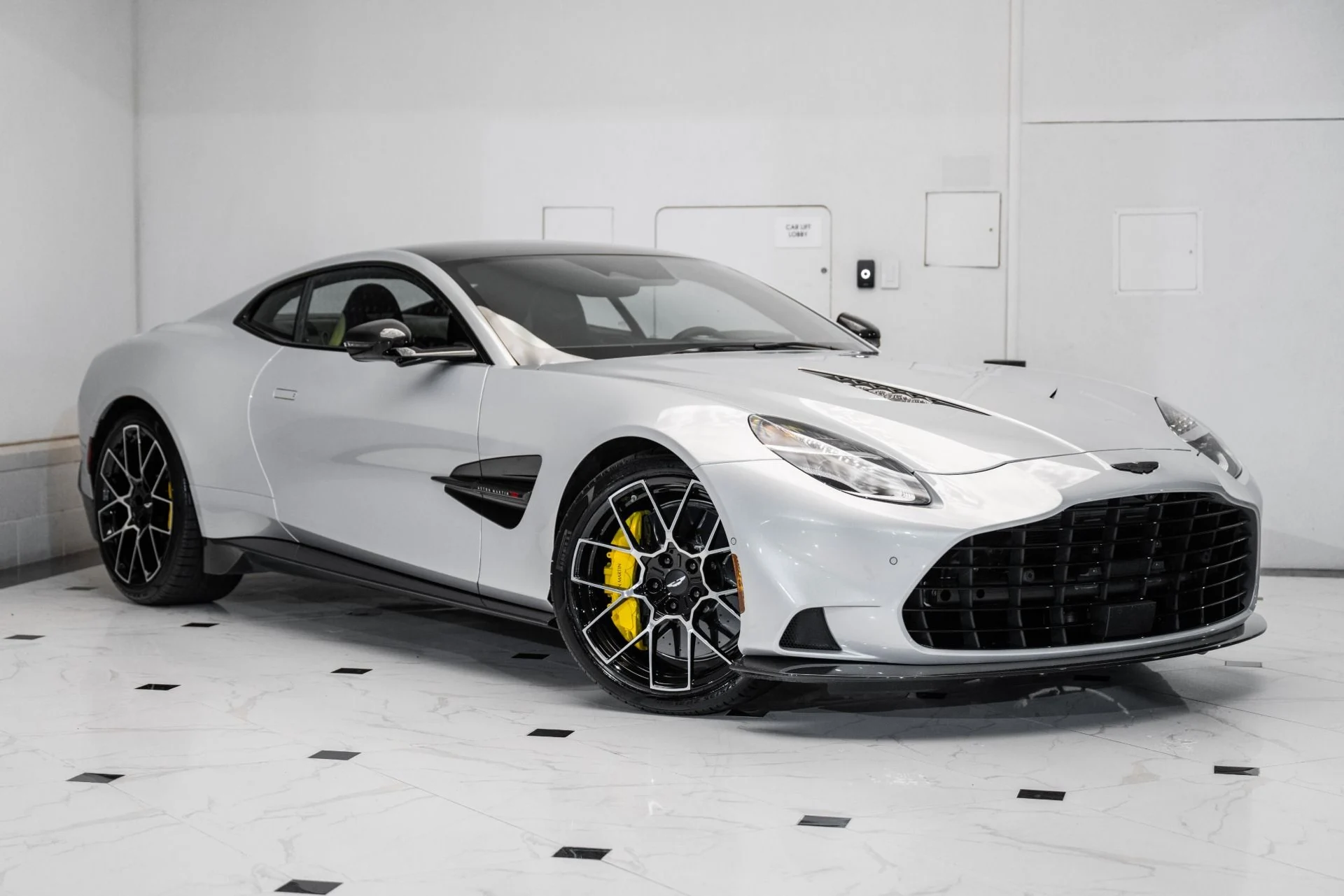 mph038_1489163772_Used_2025_Aston_Martin_Vanquish_1741191405_25c7f8f9e7