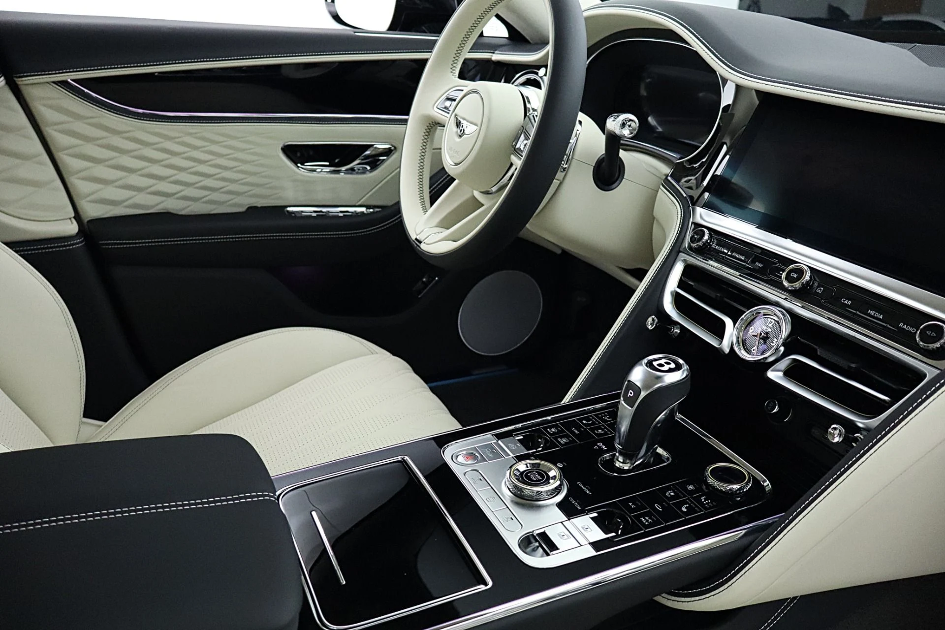 mph038_151450636_New_2026_BENTLEY_Flying_Spur_Azure_V8_41cfbf227a