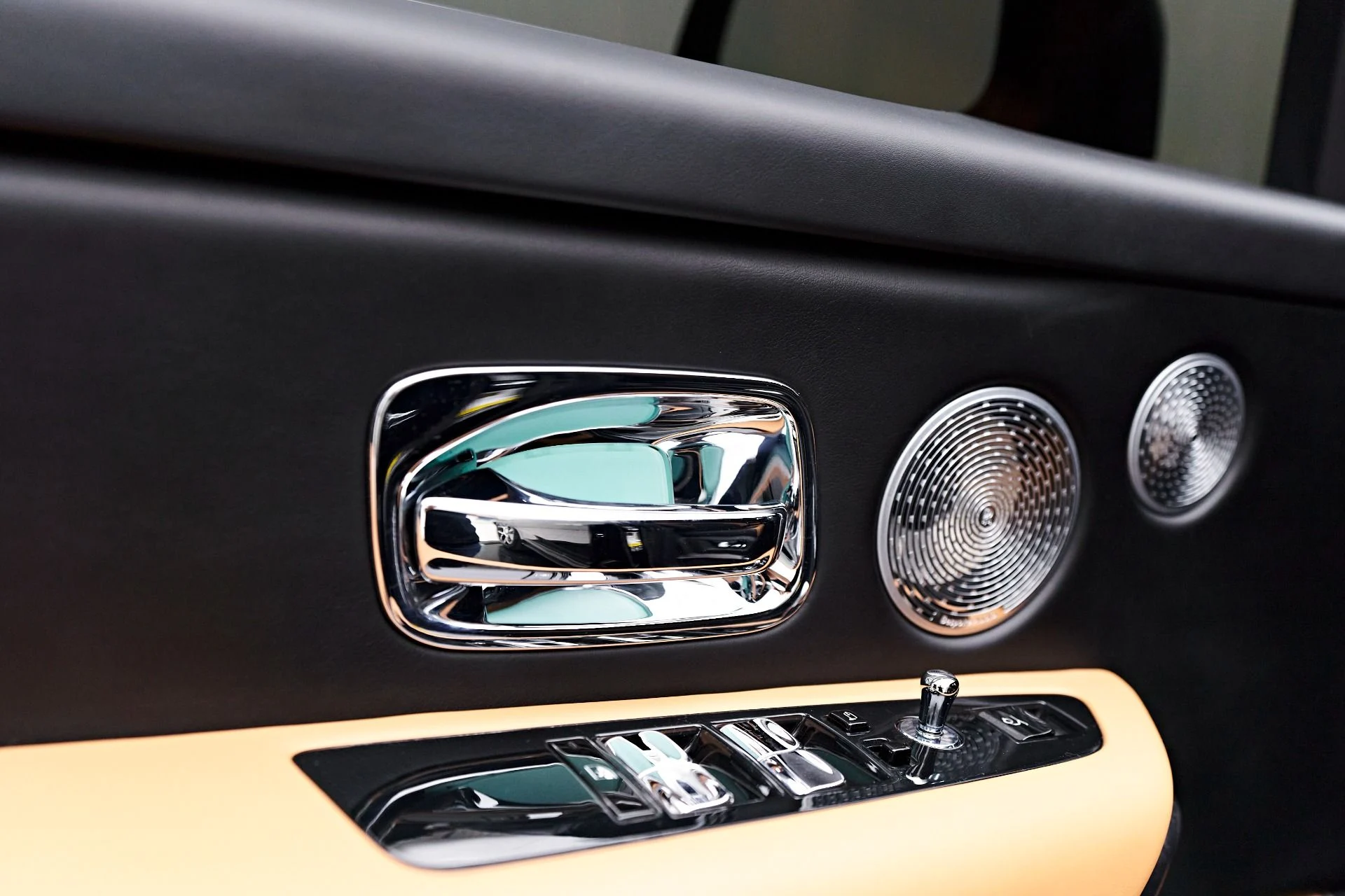 mph038_1582497471_Used_2022_Rolls_Royce_Cullinan_Base_1679686724_7bccf39997