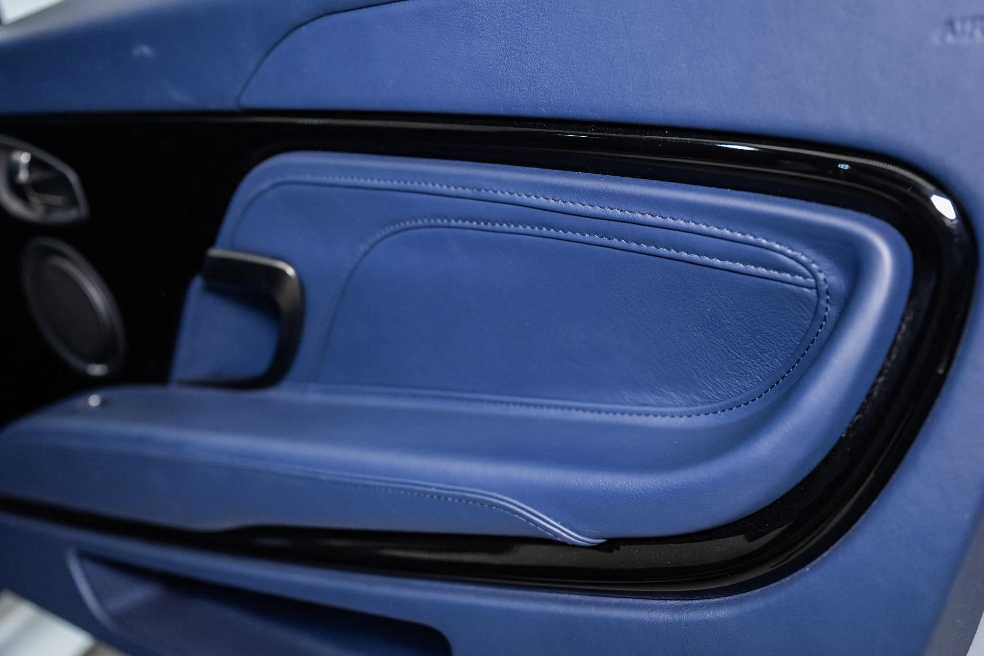 mph038_1649480093_Used_2020_Aston_Martin_DBS_Superleggera_1754334854_b9c67ced63