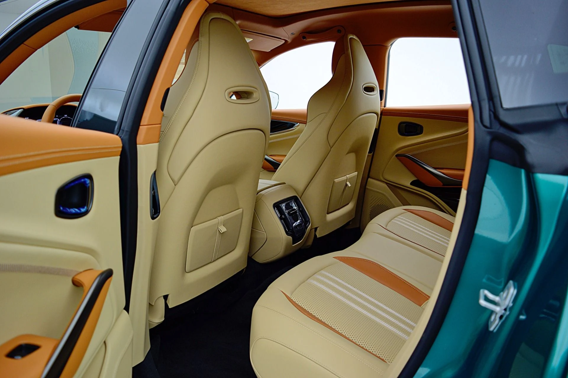 mph038_1670825577_New_2025_Aston_Martin_DBX_707_58867fe610
