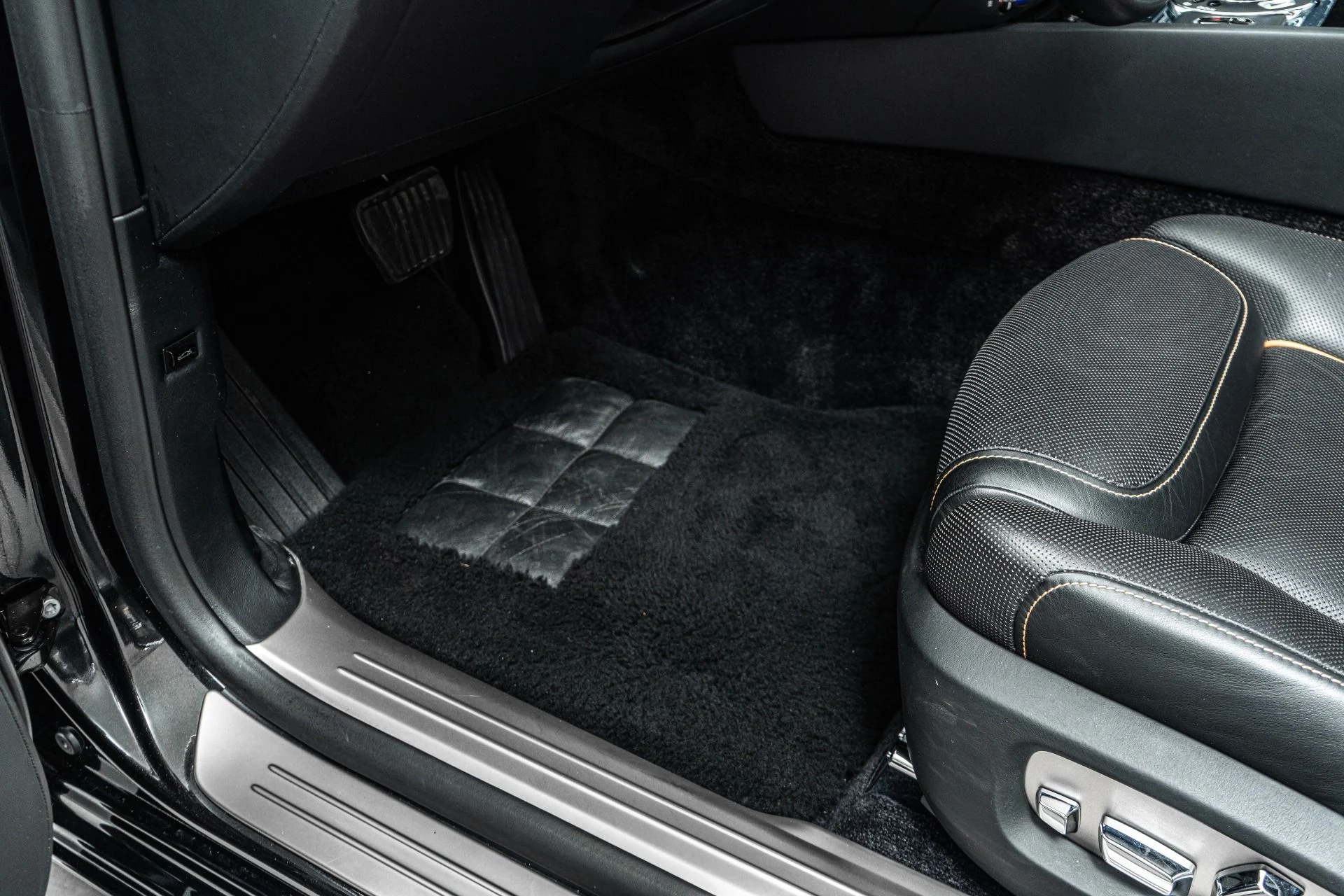 mph038_1682018787_Used_2017_Rolls_Royce_Ghost_Extended_Wheelbase_393_K_MSRP_Two_Tone_Paint_Rear_Chiller_1774532559_8a2e27e8a1