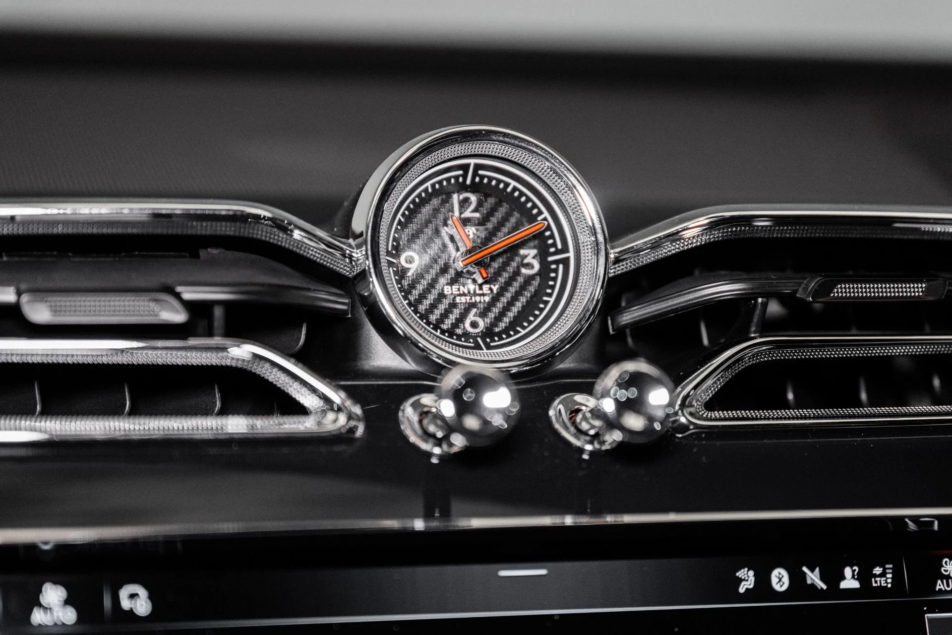 mph038_1718713787_New_2025_Bentley_BENTAYGA_EWB_AZURE_V8_Azure_V8_1749659689_6ebab6ce3d