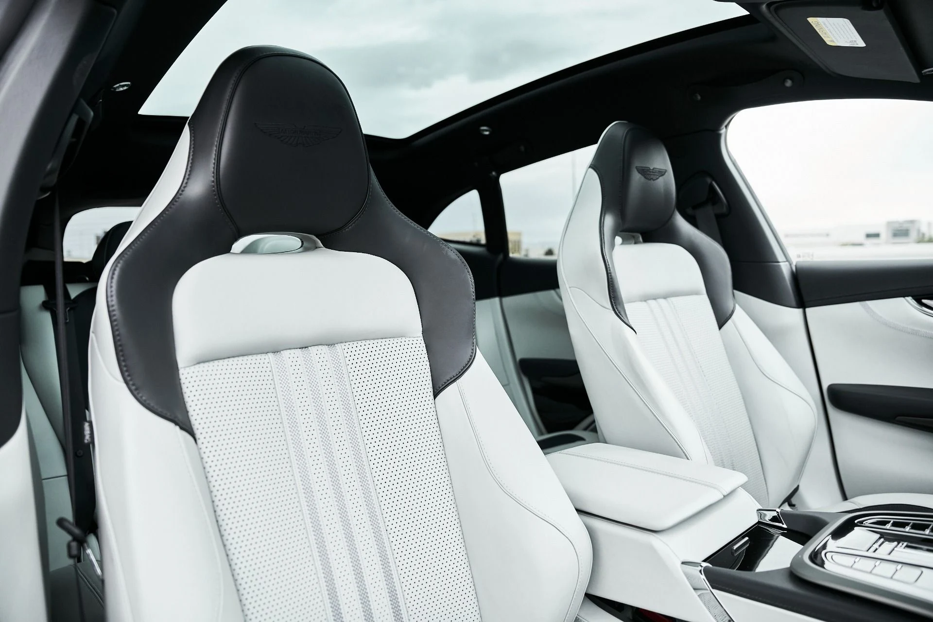 mph038_1727660776_Used_2025_Aston_Martin_DBX_707_1775007996_66ea9d1e72