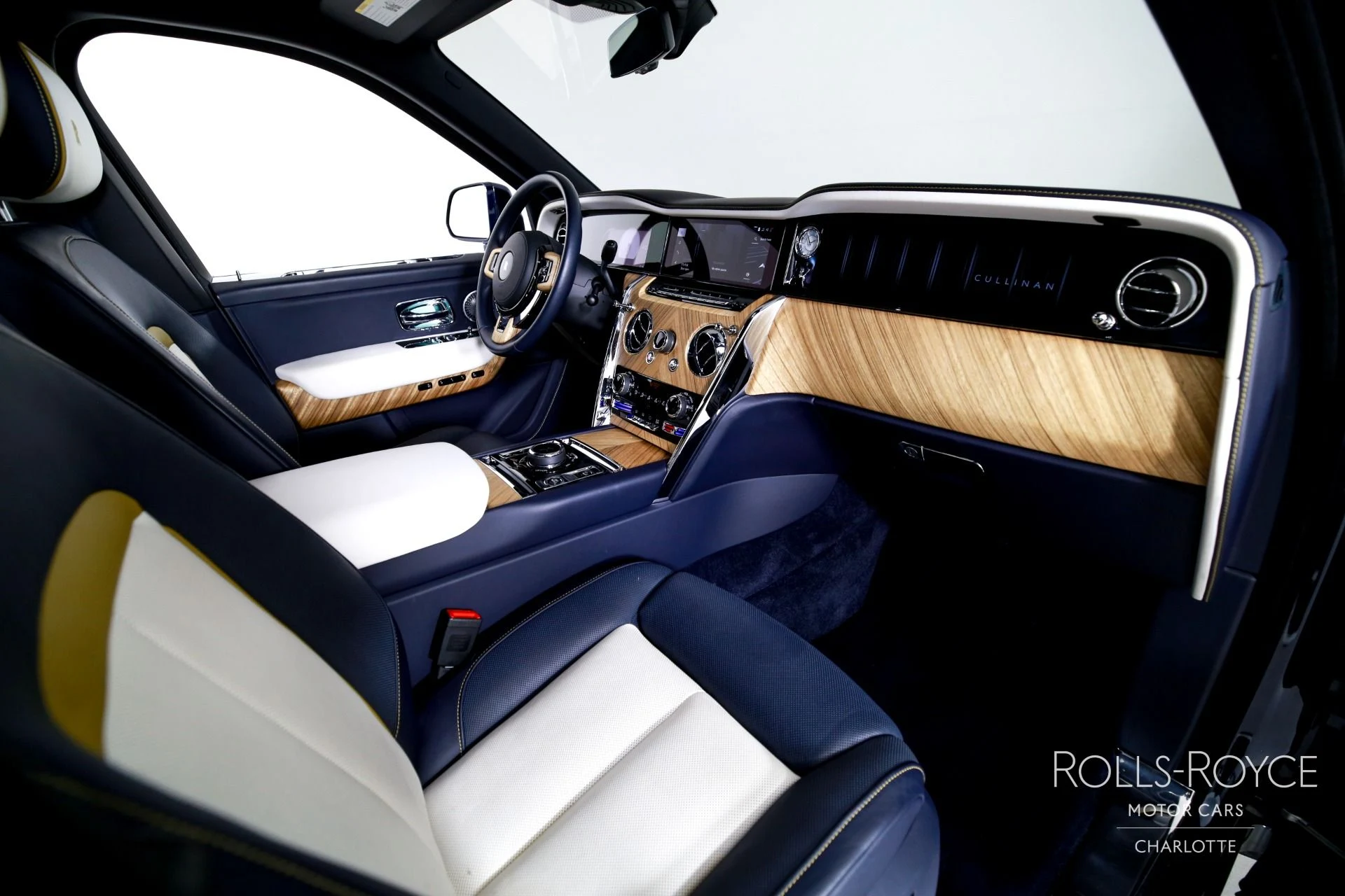 mph038_1739411289_Used_2025_Rolls_Royce_Cullinan_1789143669_358606dbf7