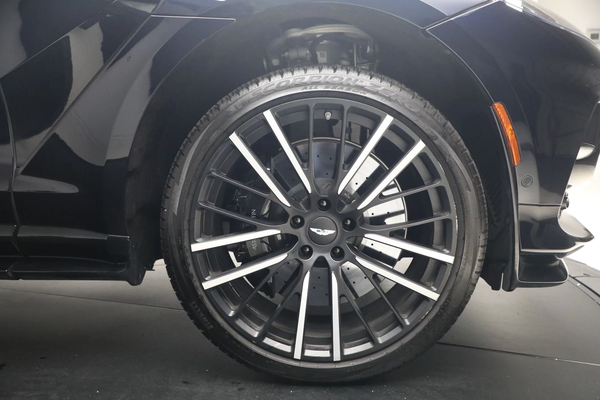 mph038_1765697905_Used_2025_Aston_Martin_DBX_707_1782252692_0e5f3dbd61