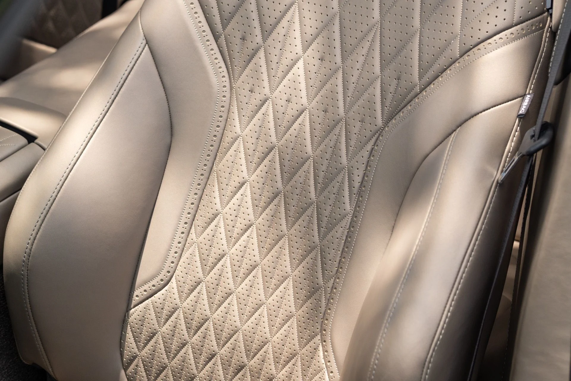 mph038_1788323764_Used_2024_Aston_Martin_DB_12_Volante_1777693541_9f40e4f96b