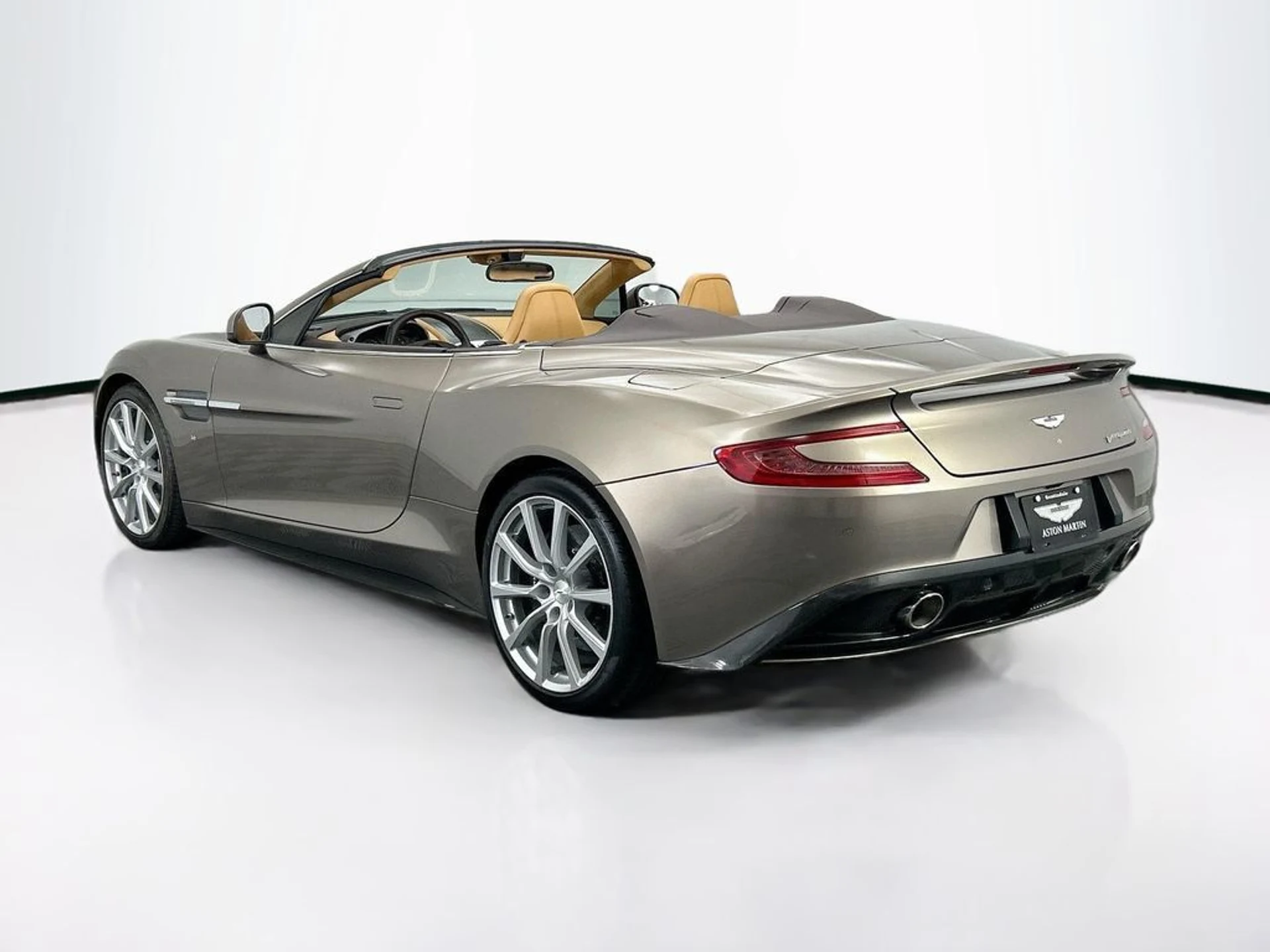 mph038_1793869574_used_2017_aston_martin_vanquish_volante_8119_22986074_39_1024_8c13e78025