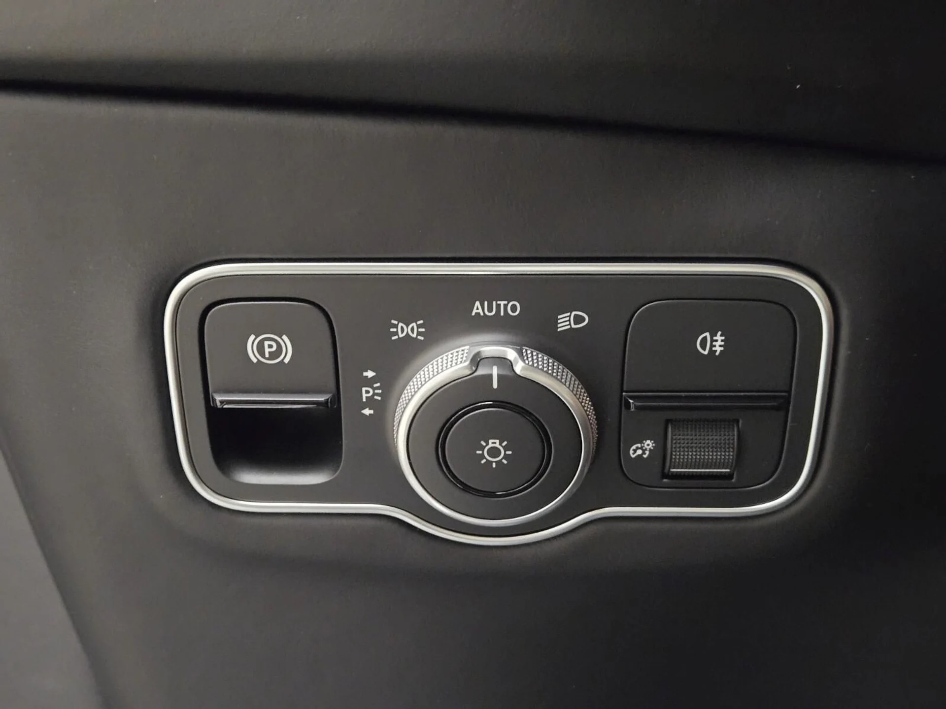 mph038_1830655537_New_2026_Aston_Martin_DBX_S_1776835404_af7966c595