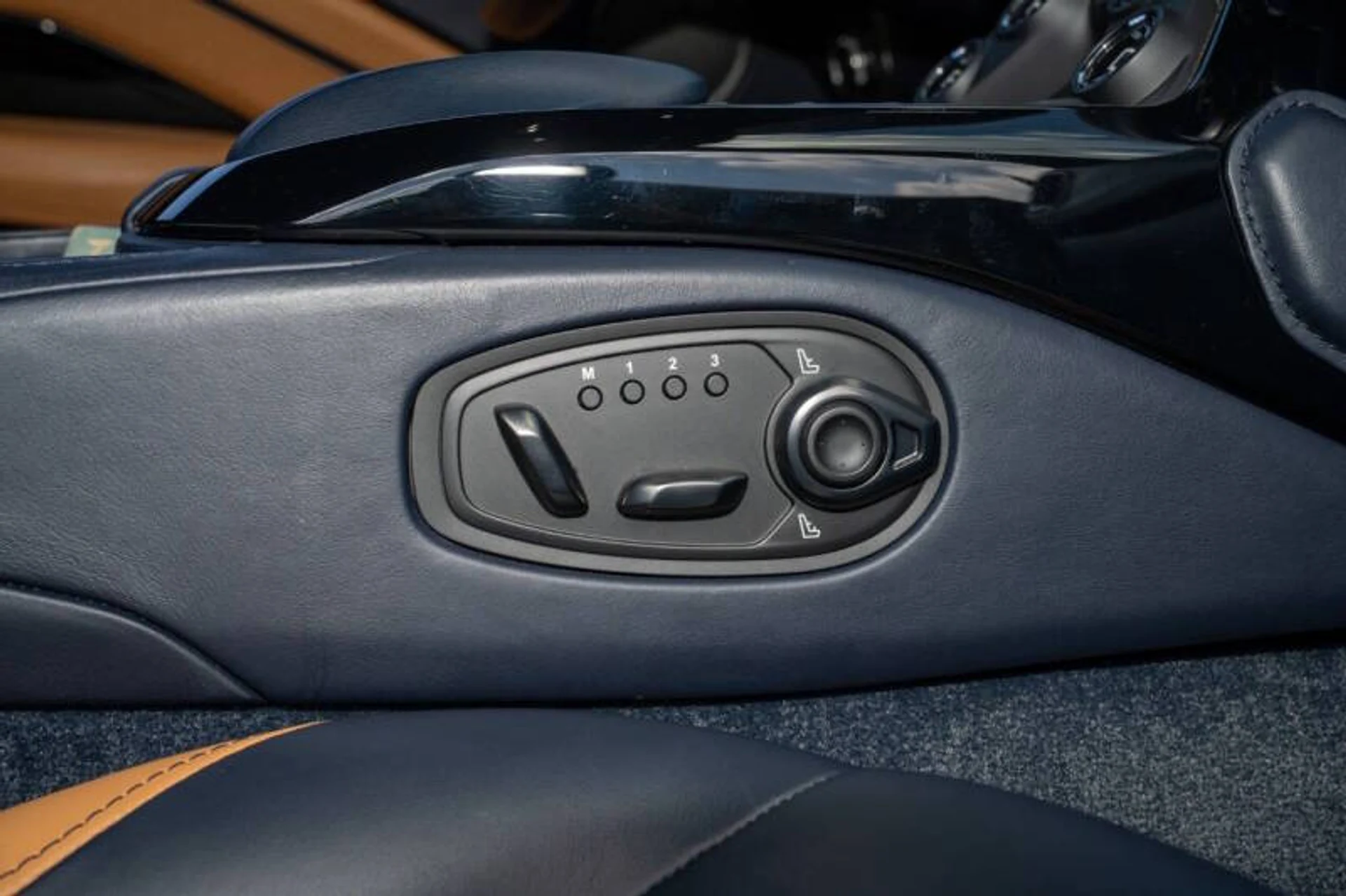 mph038_1834928877_2020_aston_martin_vantage_base_2dr_coupe_7fef339cdb