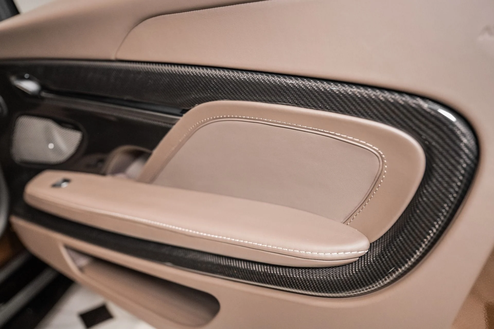 mph038_1849010392_New_2026_Aston_Martin_Vanquish_Volante_1783526001_3a6eda383c