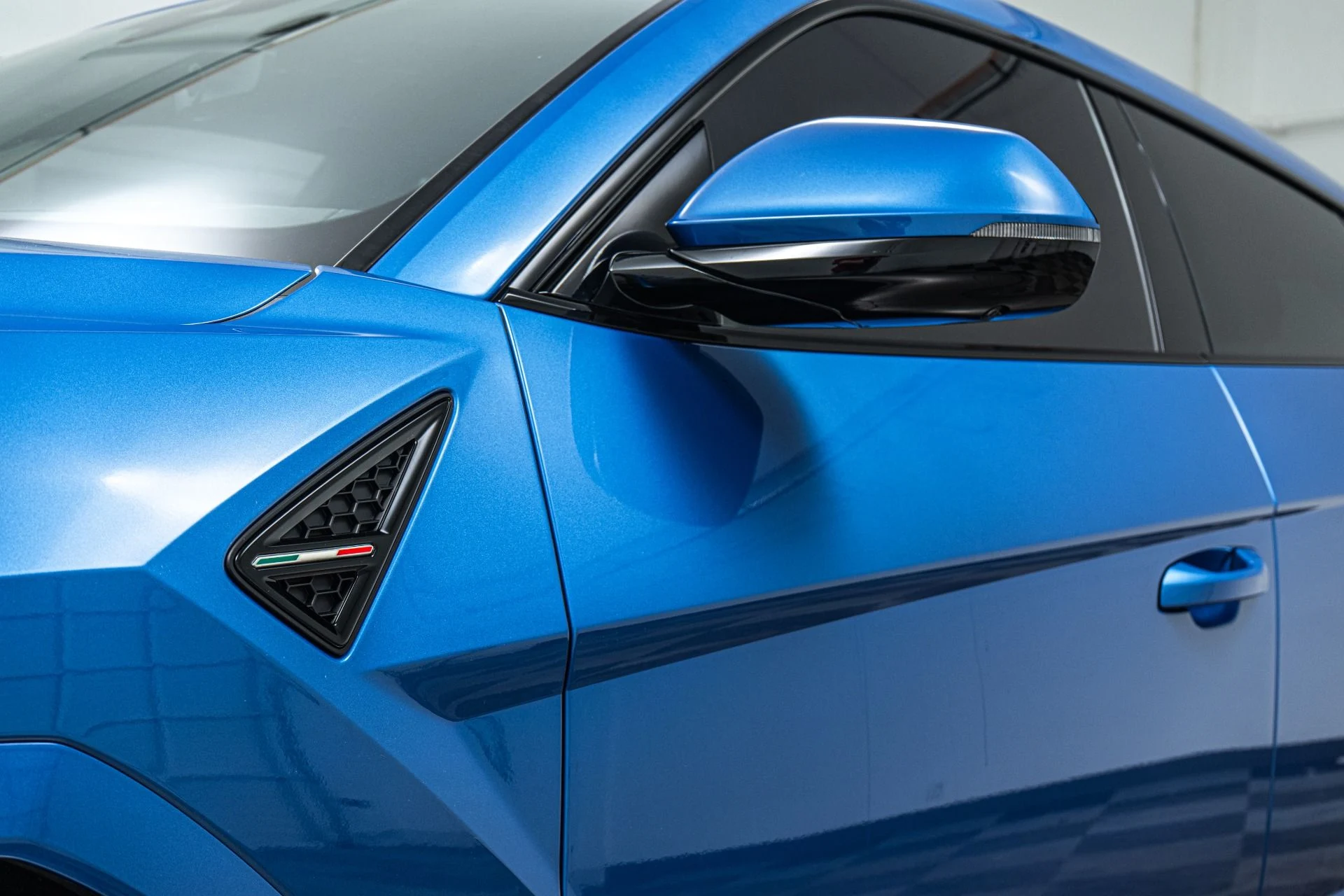 mph038_1877002809_Used_2025_Lamborghini_Urus_SE_Bang_and_Olufsen_Audio_Two_Tone_Interior_789_Horsepower_1773150487_7c15d7a0d0