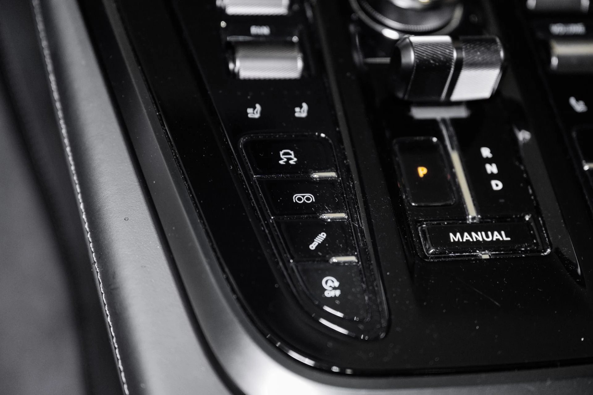 mph038_1887786921_Used_2025_Aston_Martin_DBX_707_1763828543_631618f056