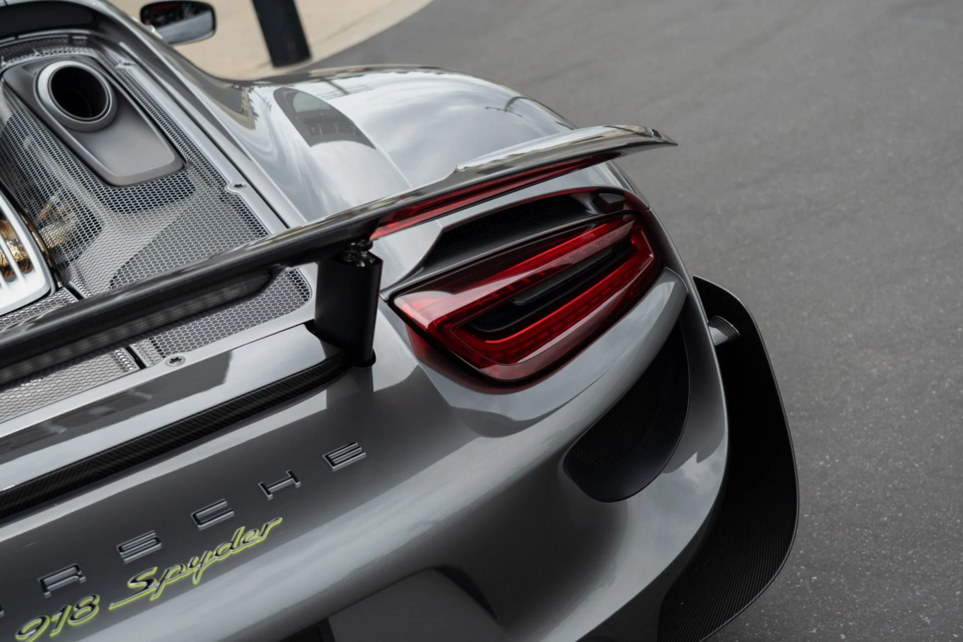 mph038_1925815078_Used_2015_Porsche_918_Spyder_1756496999_e8def9f89d
