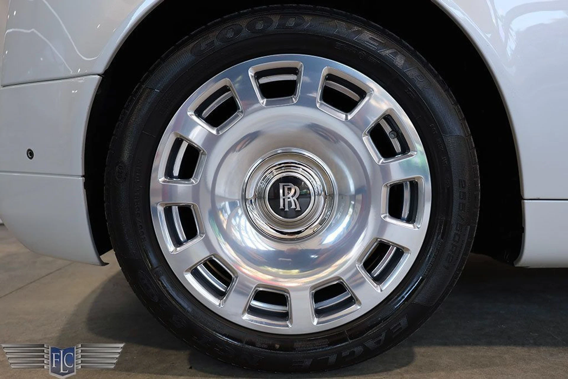 mph038_1928210539_used_2013_rolls_royce_phantom_drophead_coupe_9689_22223521_39_1024_f3c9e7255c