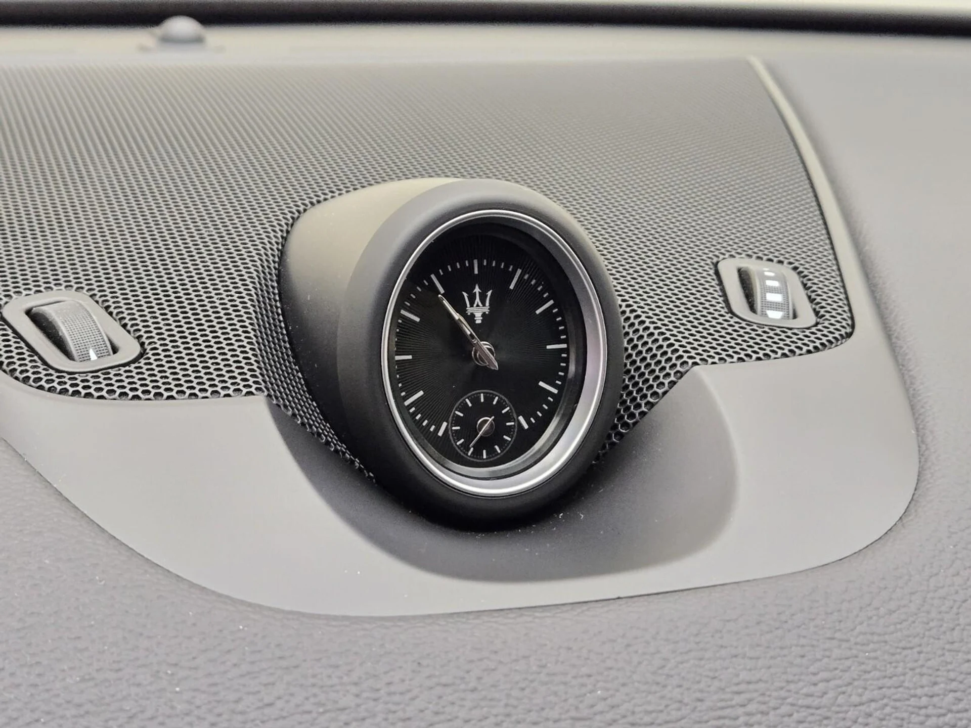 mph038_1953575399_Used_2022_Maserati_Levante_Modena_1763535830_0934b37156