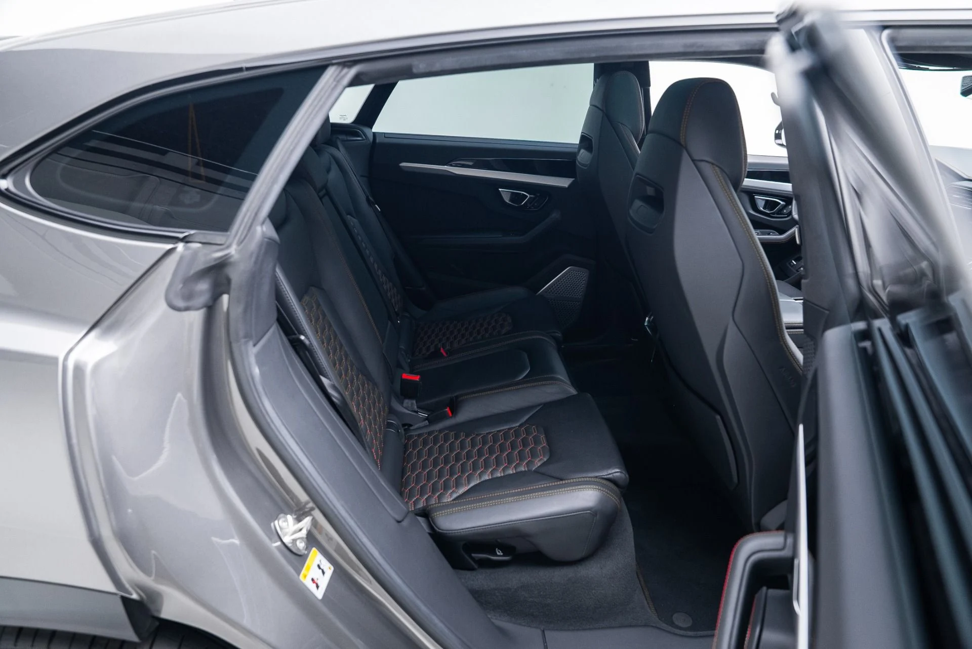 mph038_202710601_Used_2021_Lamborghini_Urus_1764807757_4a646b575b