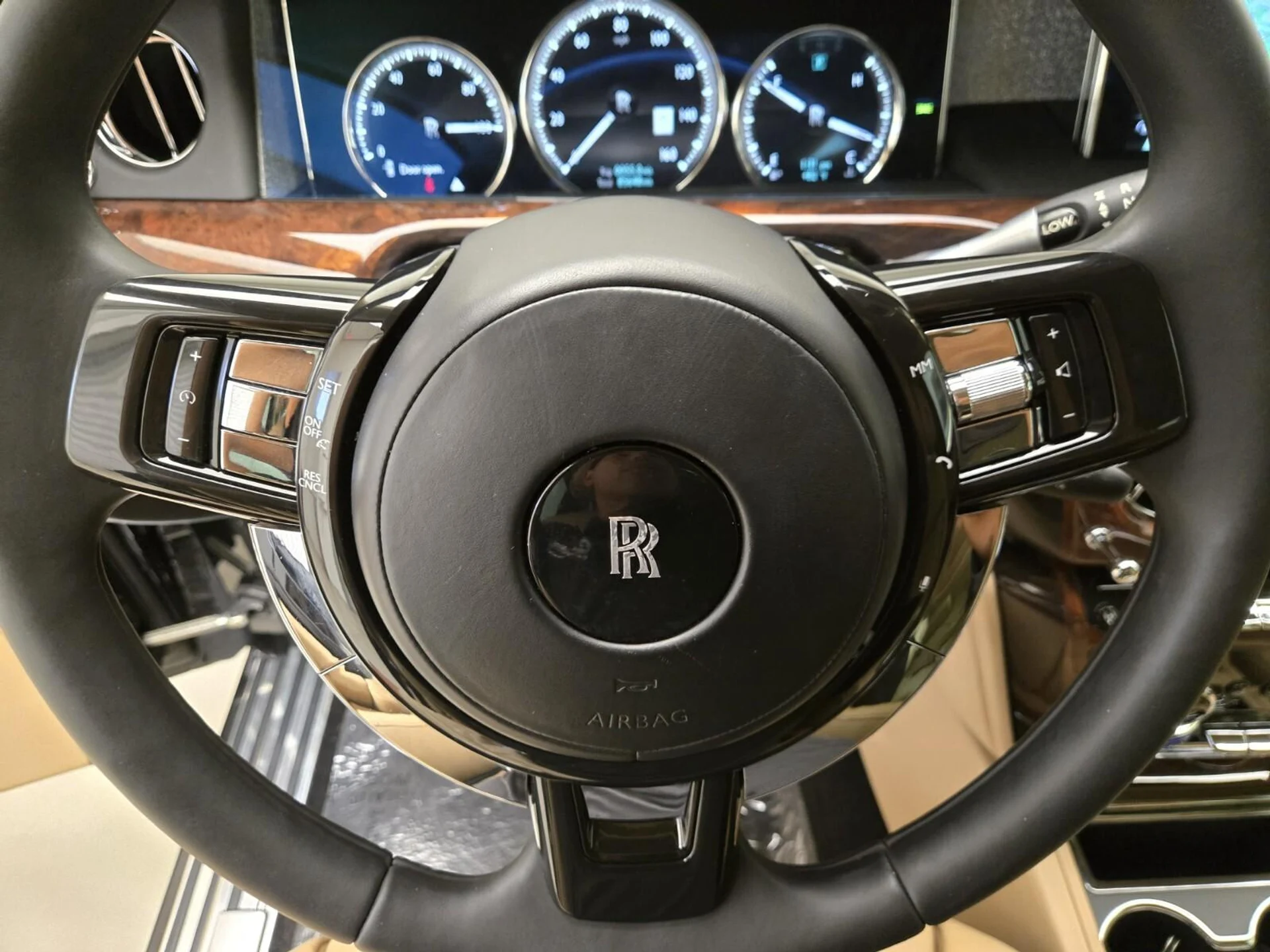 mph038_2029482120_Used_2020_Rolls_Royce_Phantom_1759992268_cdcd604090