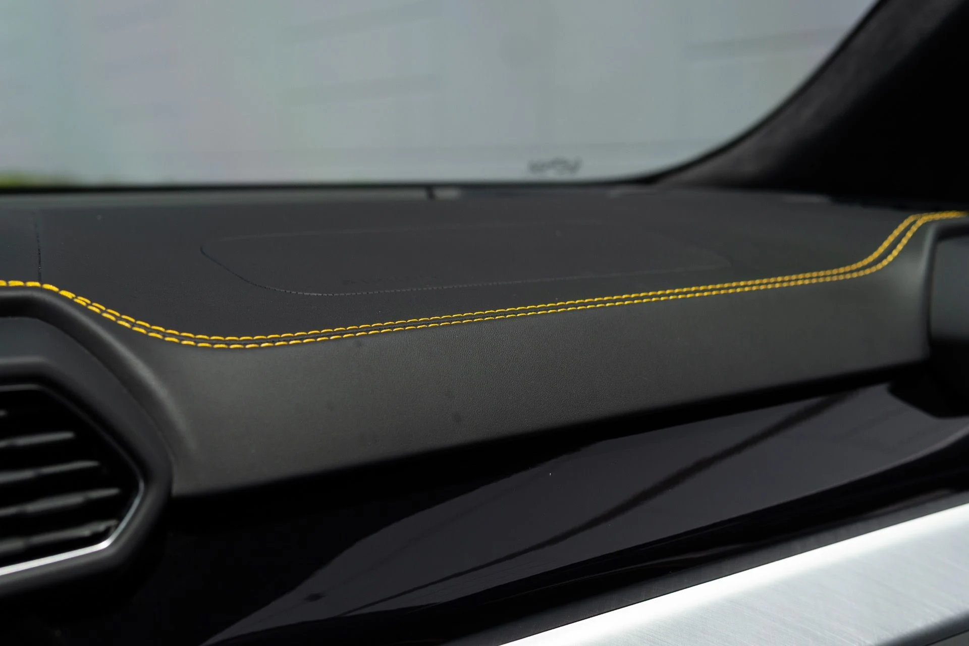 mph038_2033826191_Used_2022_Lamborghini_Urus_1776127481_de5ca0b876