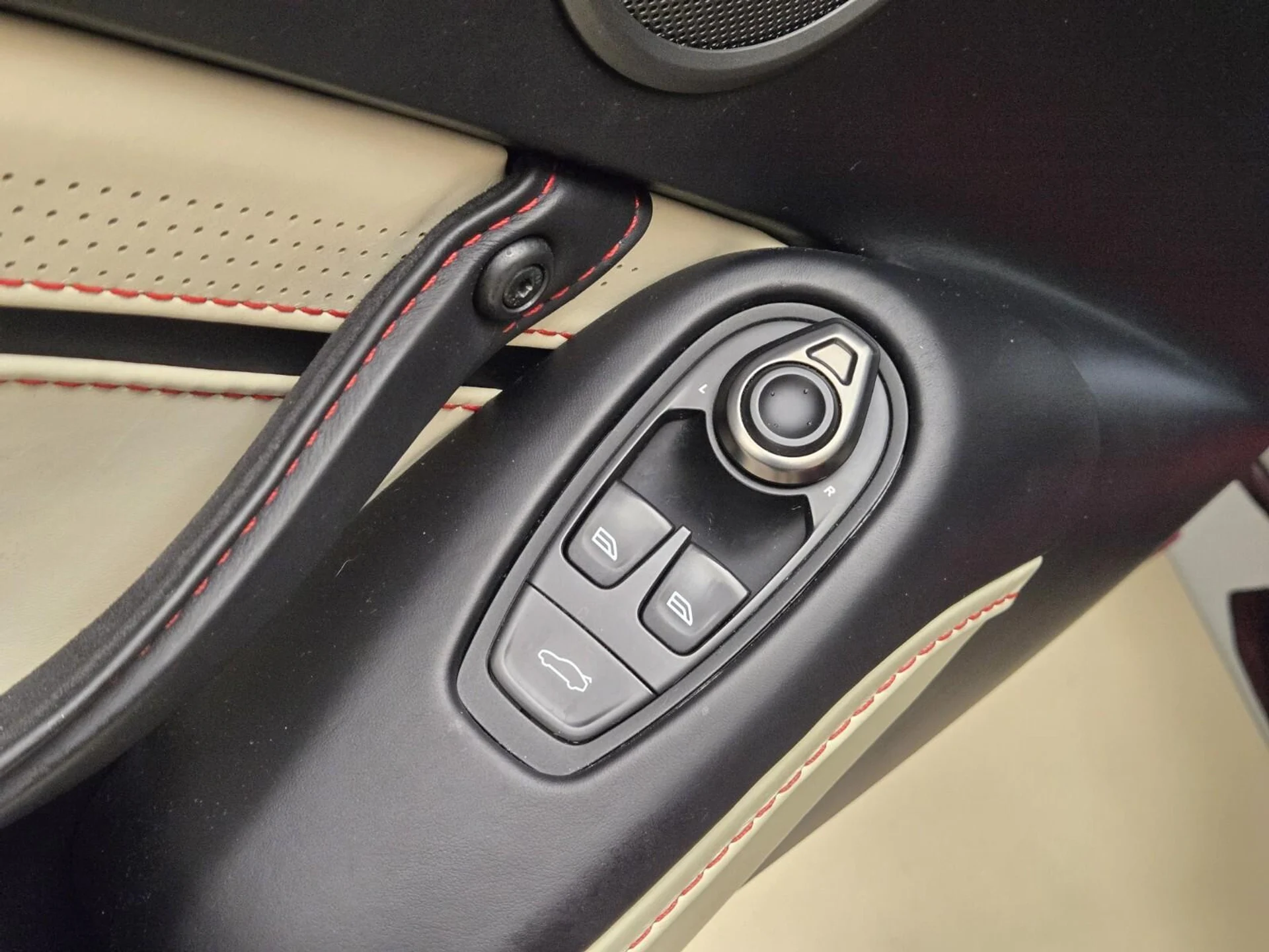 mph038_2054641665_Used_2023_Aston_Martin_Vantage_1784267004_019816d638